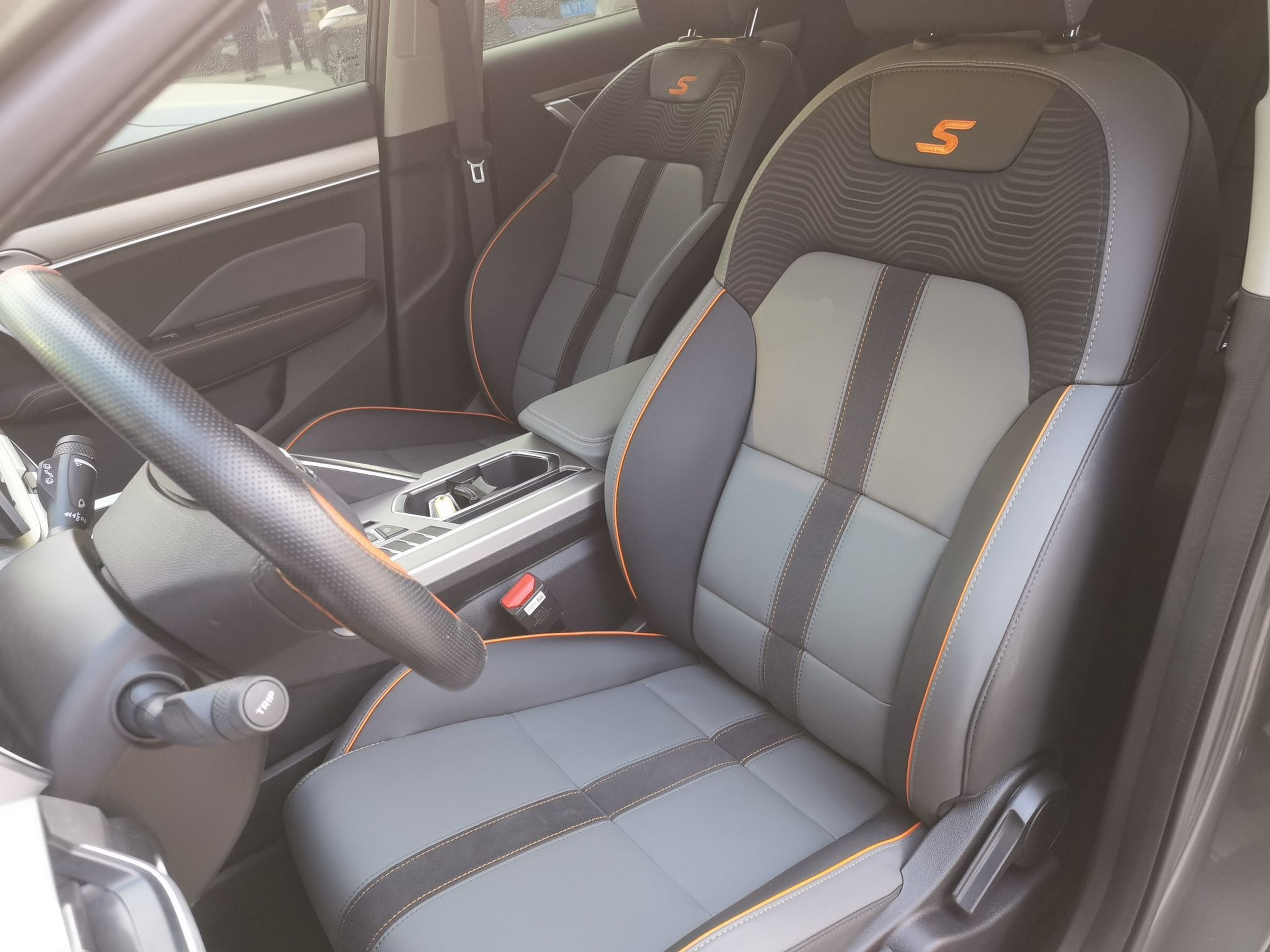 المقاعد الأمامية داخل السيارة