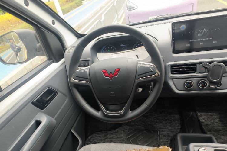 Used Wuling Yangguang 2024 300KM Comfort Version Passenger Van 75kW
