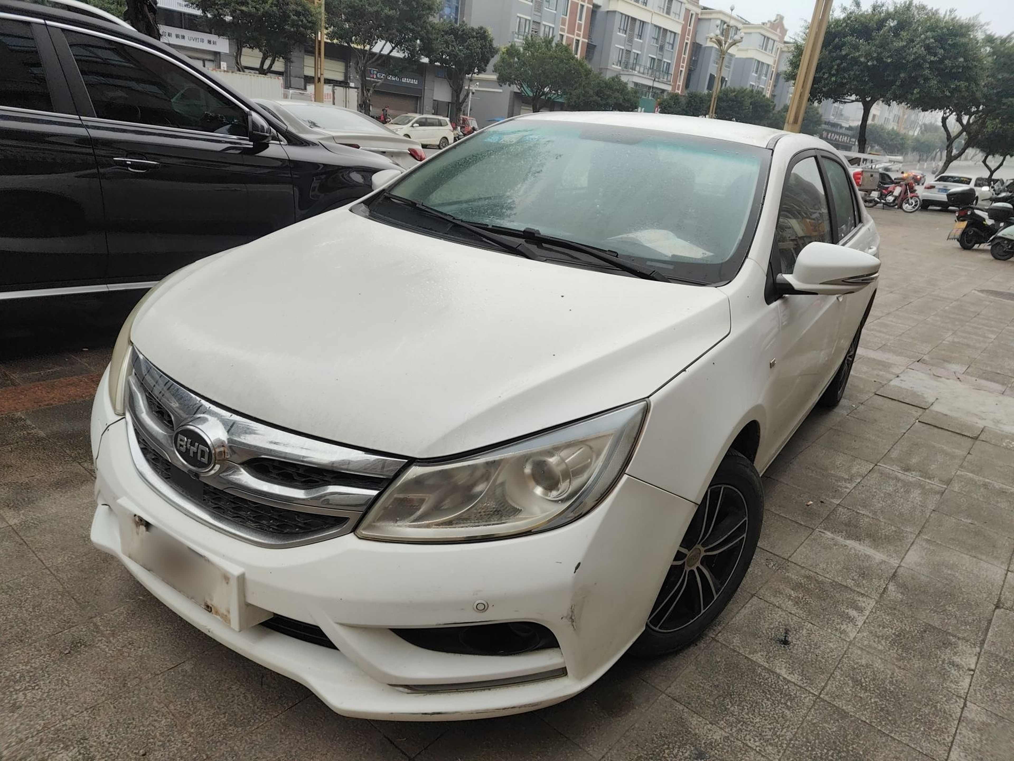 Под передней частью автомобиля