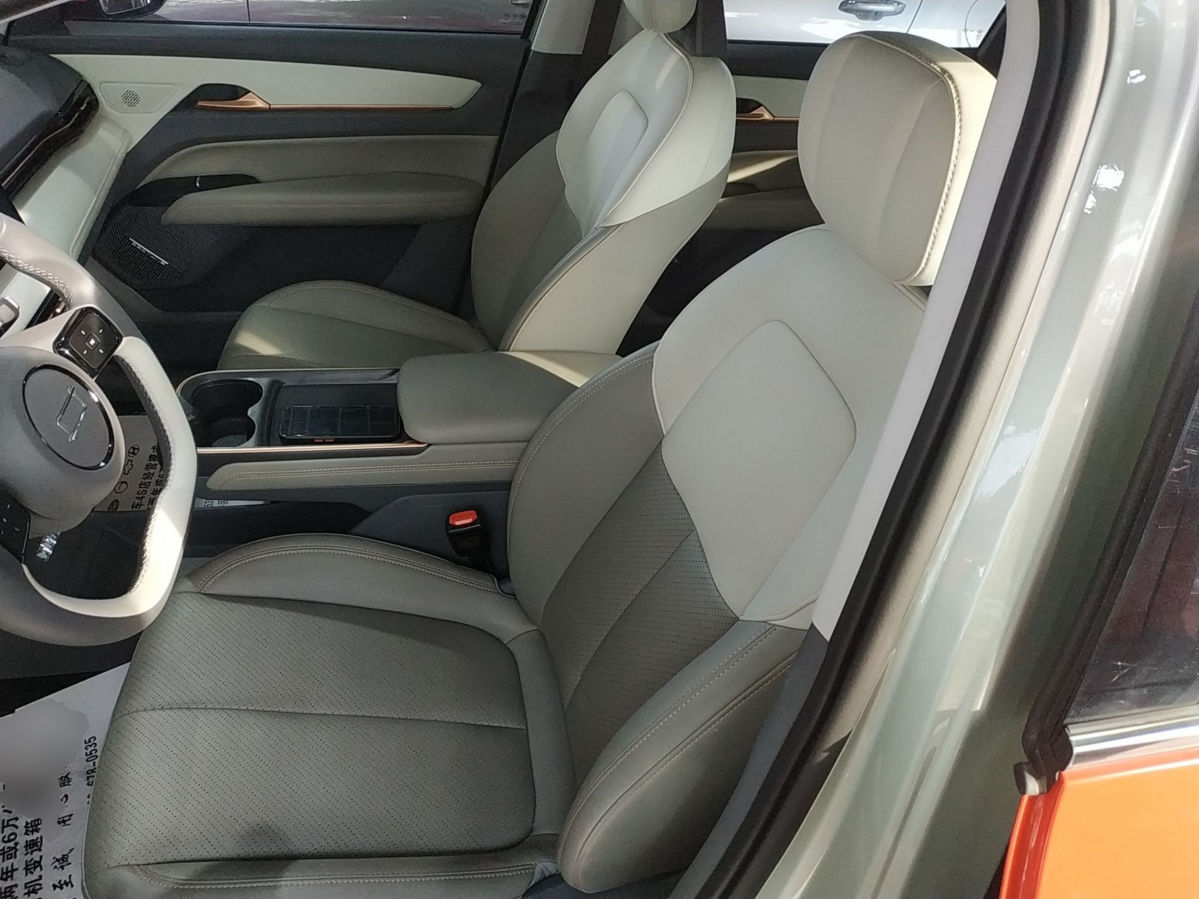 Переднее сиденье в автомобиле