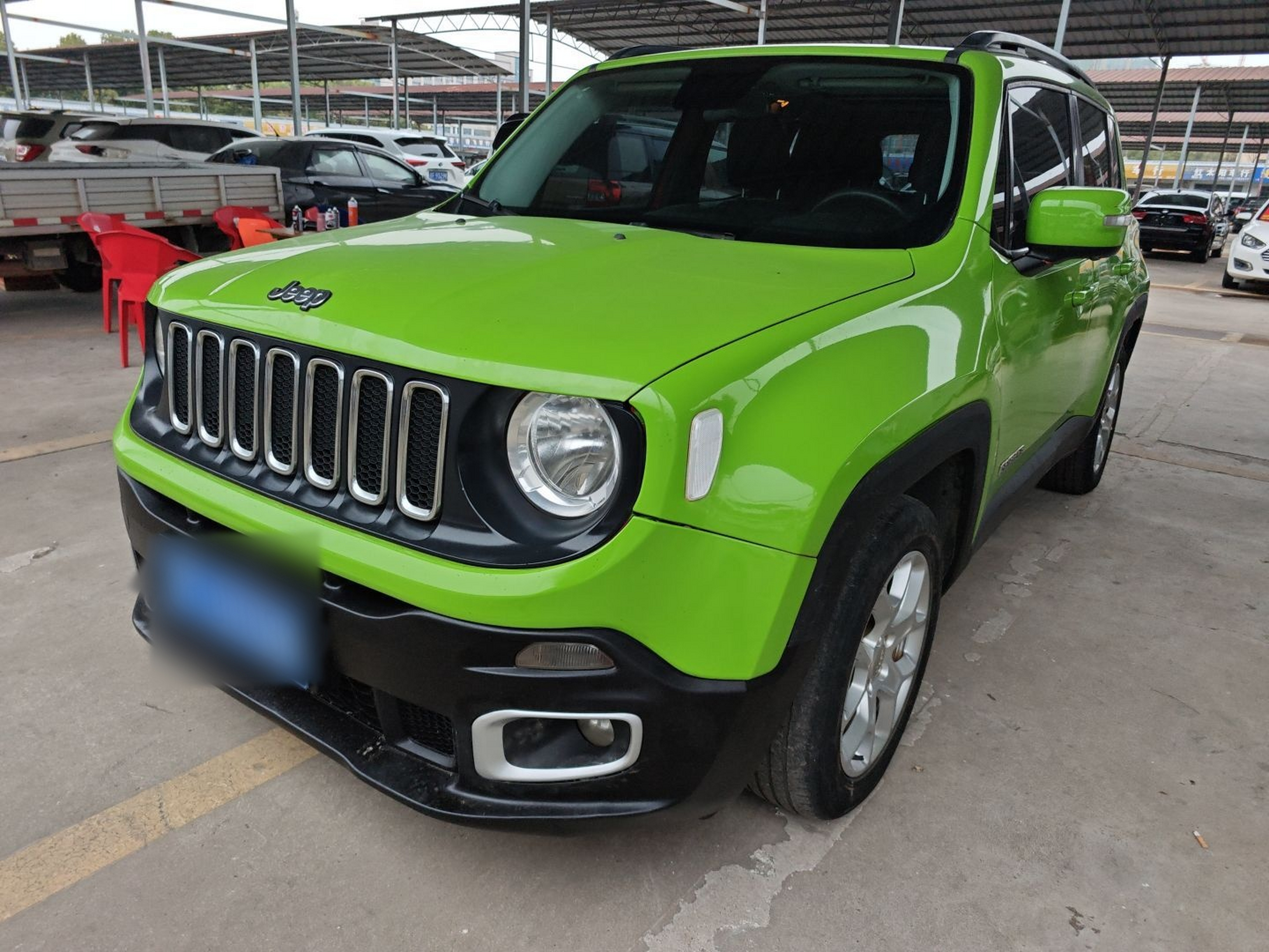 تحت مقدمة السيارة