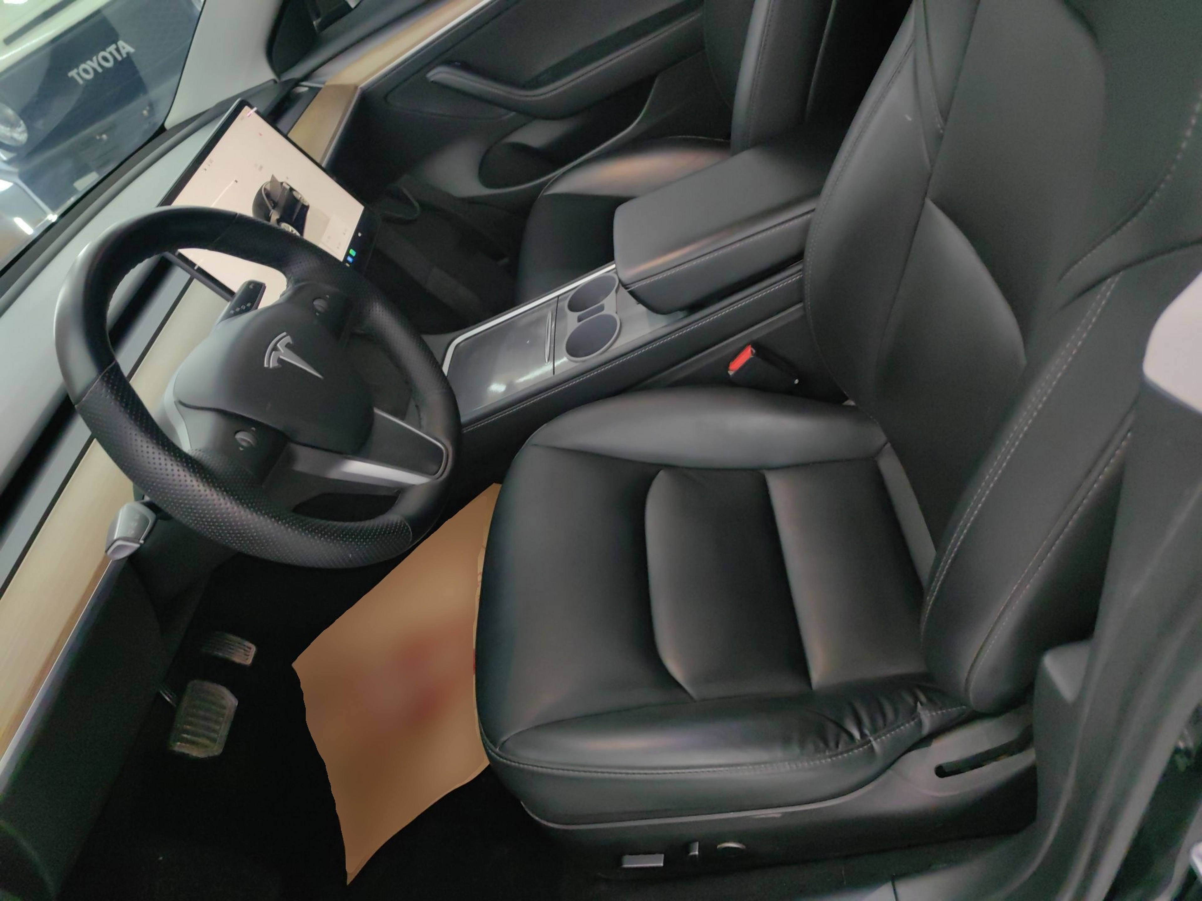 المقاعد الأمامية داخل السيارة