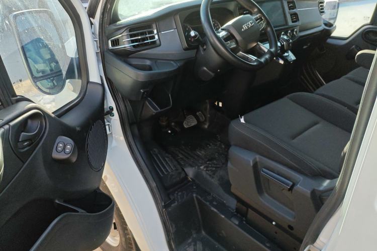 Used JMC Fushun 2023 2.0T Automatic Short-Wheelbase Mid-Top Commercial Multi-Purpose 6-Seater Passenger Vehicle
