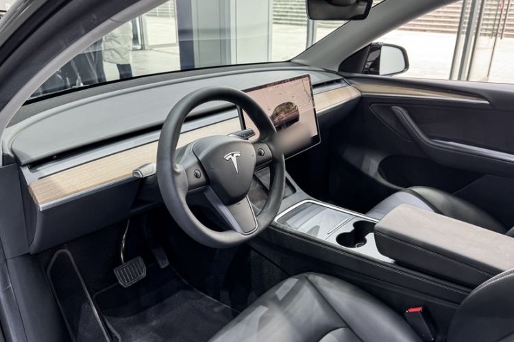 Used Tesla Model Y 2022 Long-Range All-Wheel-Drive Version