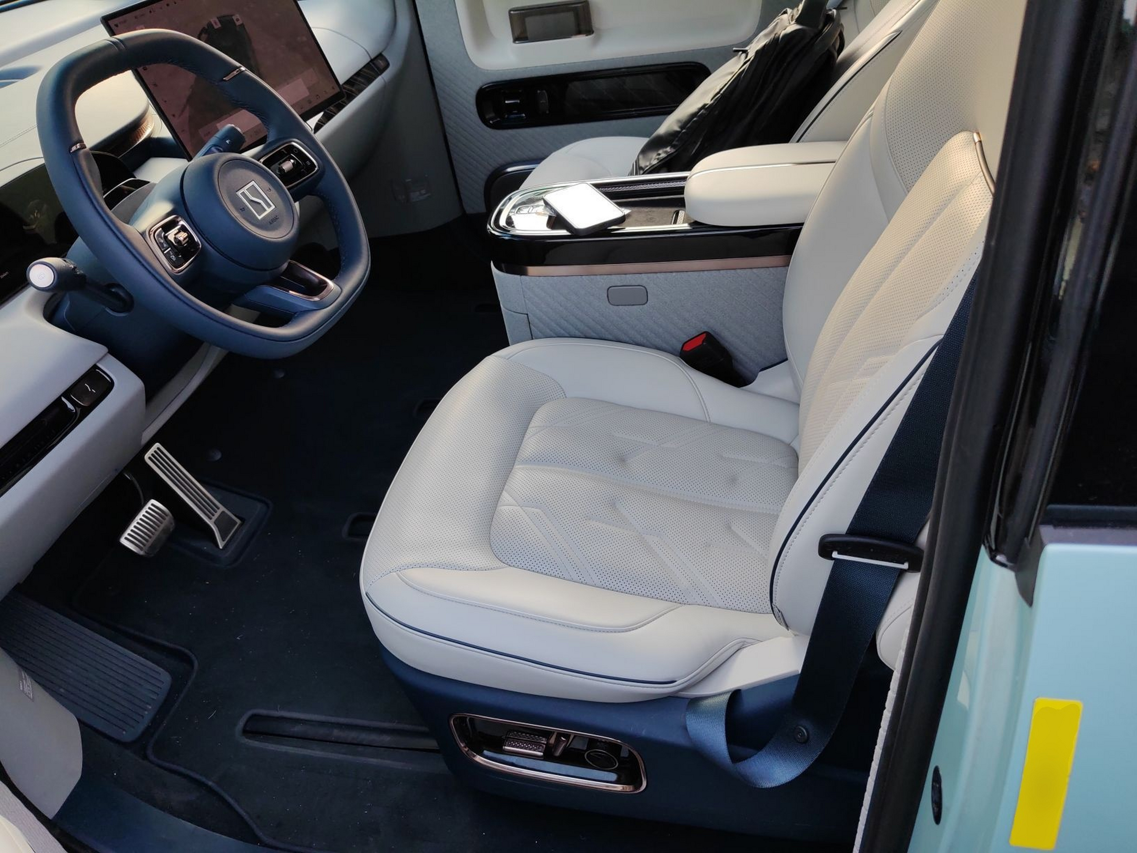 Переднее сиденье в автомобиле