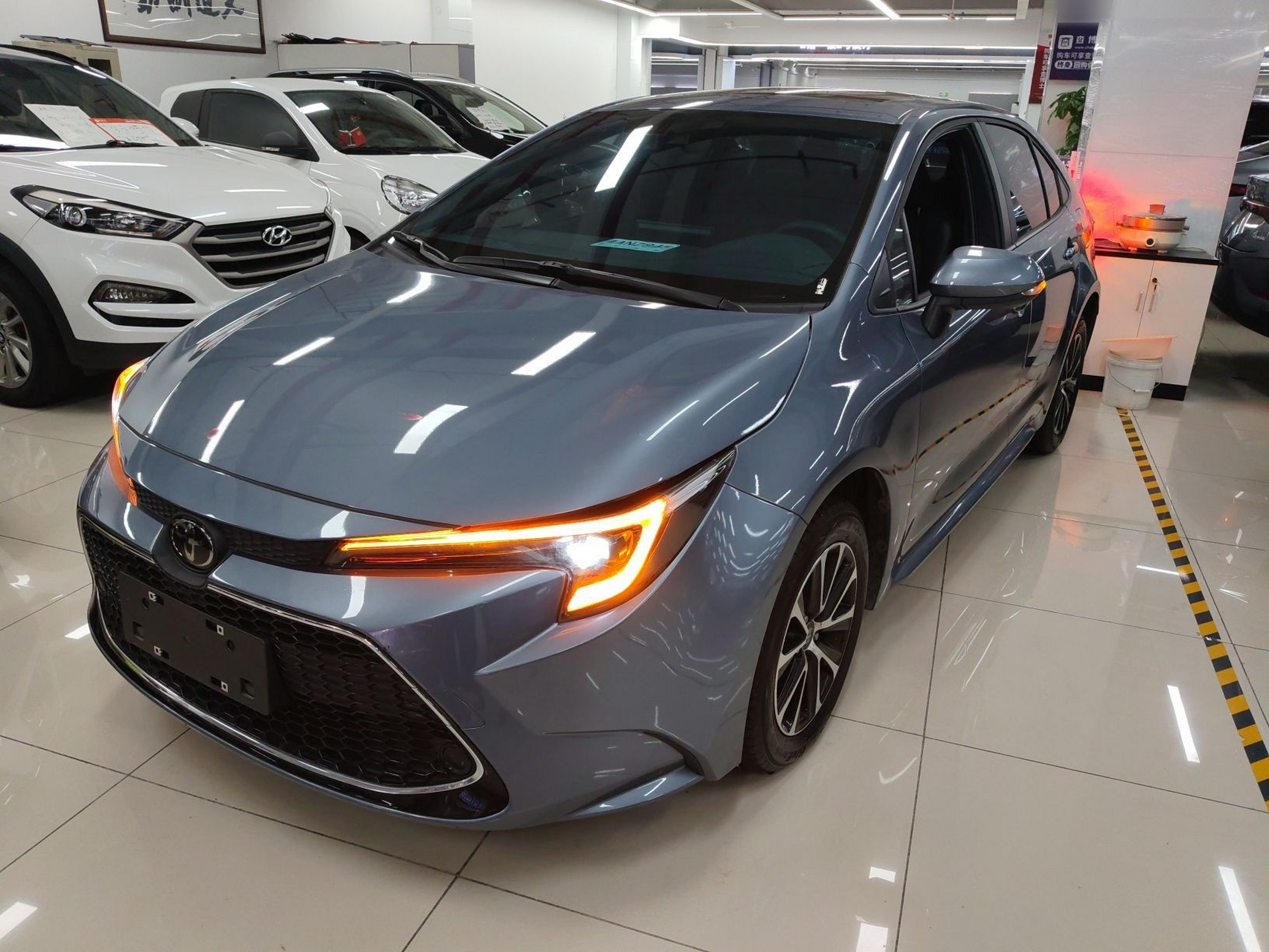 تحت مقدمة السيارة