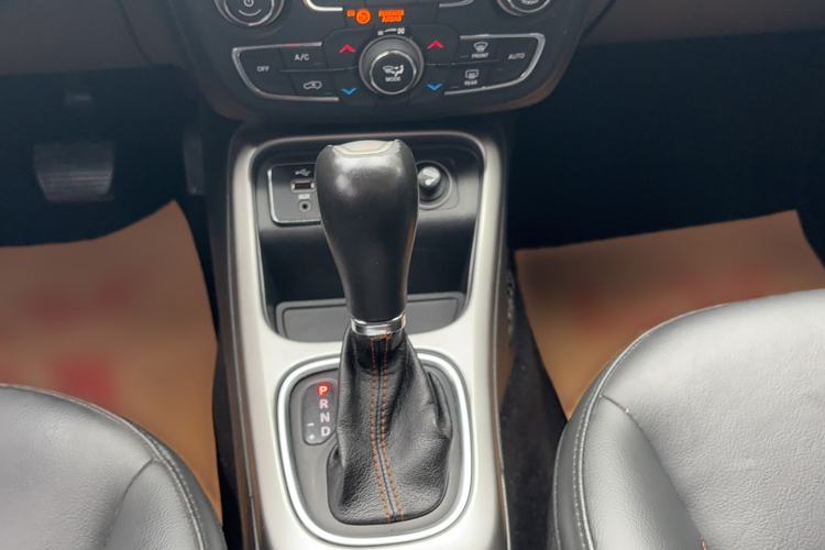 Used  Compass 2017 200T Automatic Family Edition
