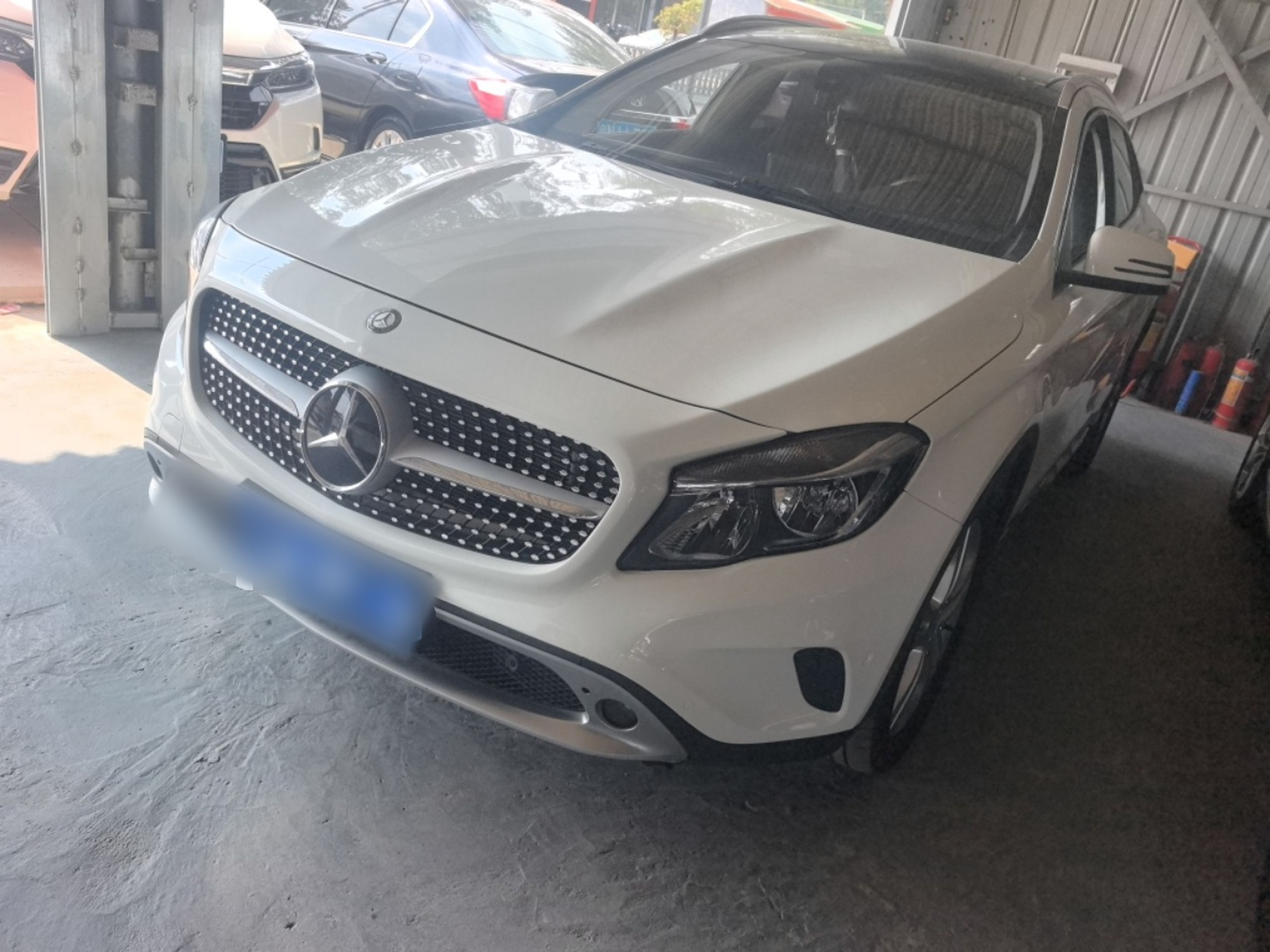 Под передней частью автомобиля