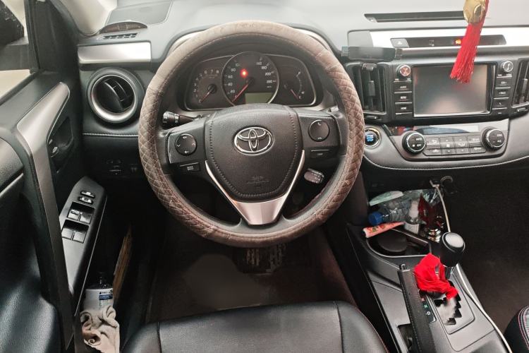 Used Toyota RAV4 2016 2.0L CVT Two-Wheel Drive Fashion Edition China V Standard

