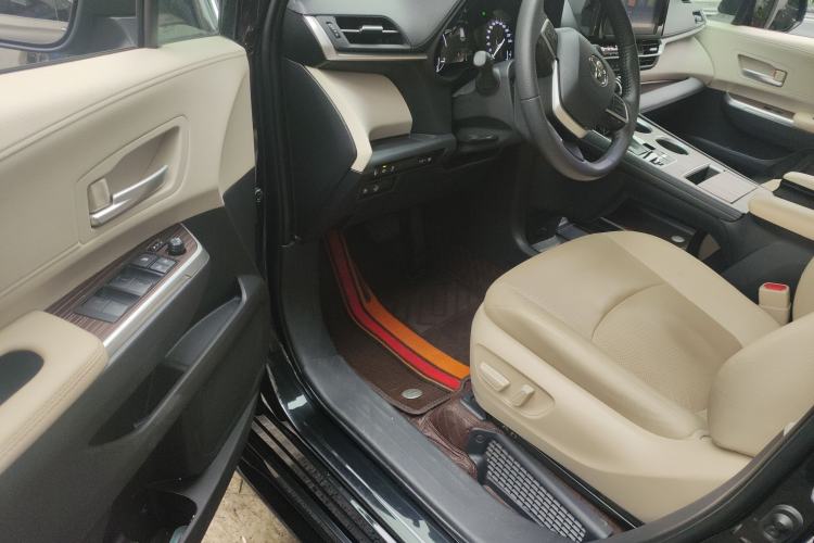 Used Toyota Sienna 2023 2.5L Hybrid Luxury Edition
