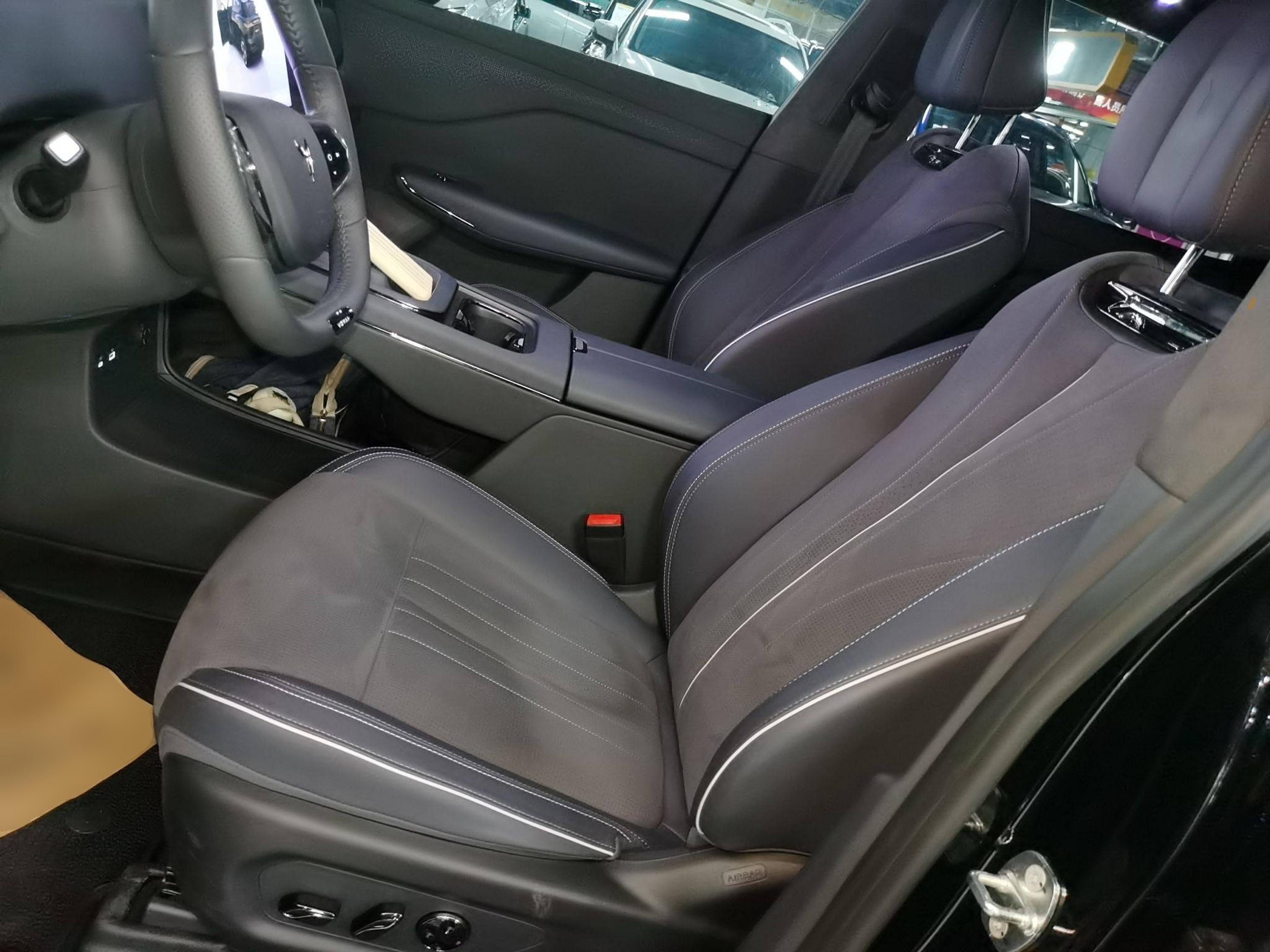 Переднее сиденье в автомобиле