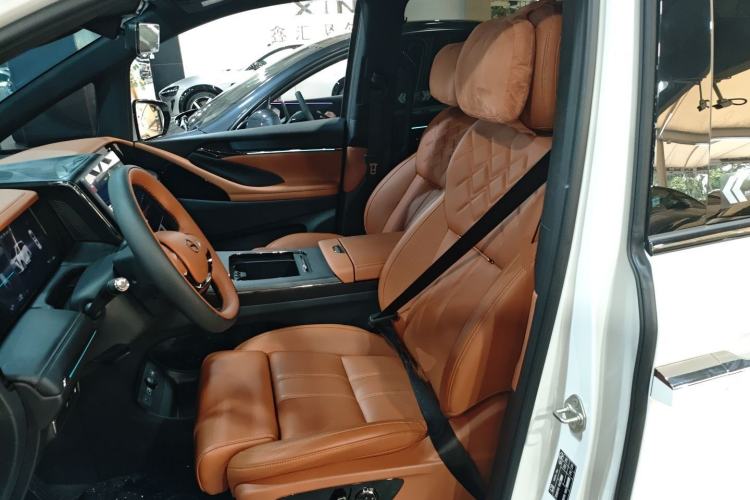 Used GAC Trumpchi Xiangwang M8 2025 Kunkun Series Ultra First-Class Cabin
