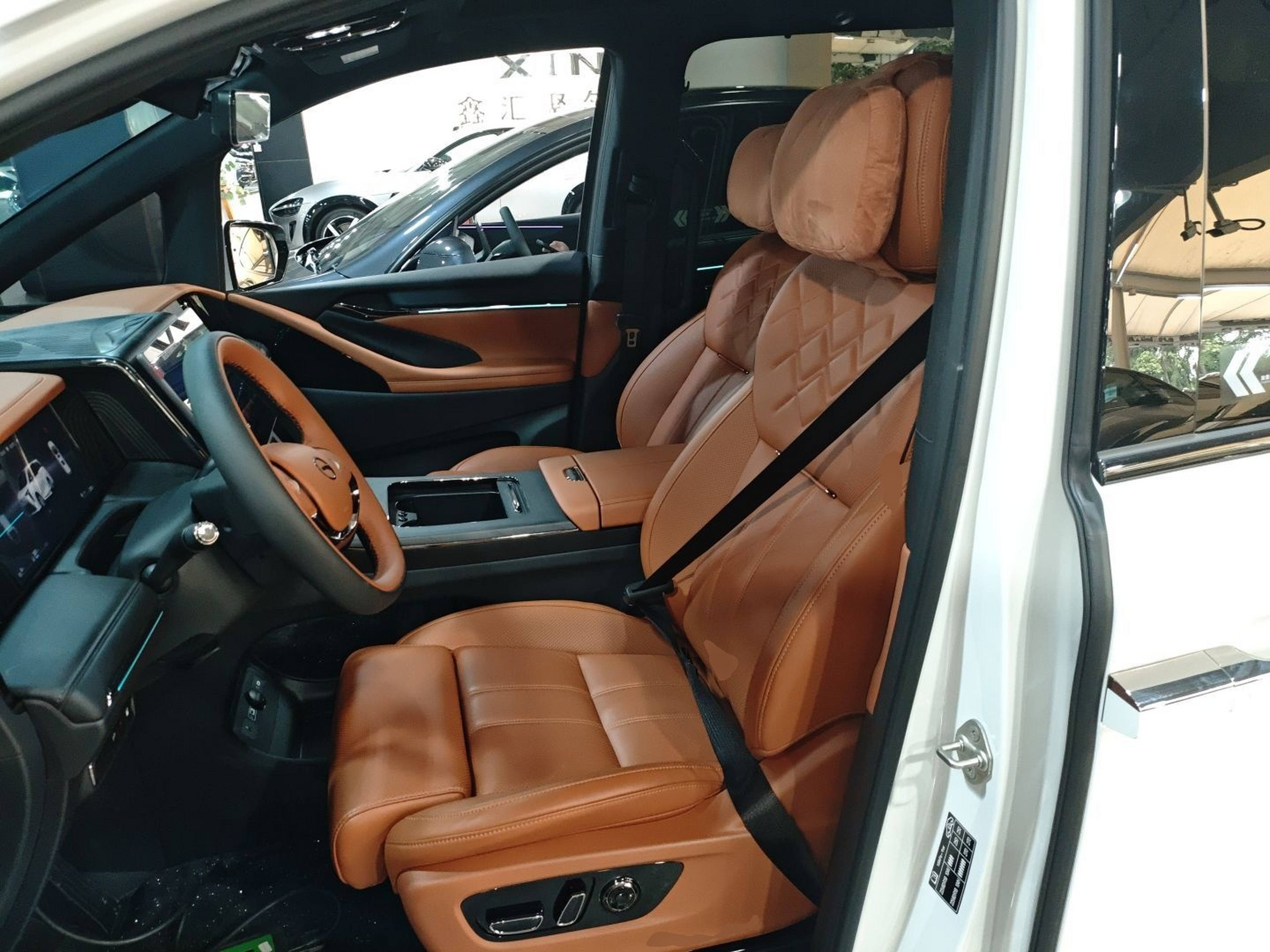 المقاعد الأمامية داخل السيارة