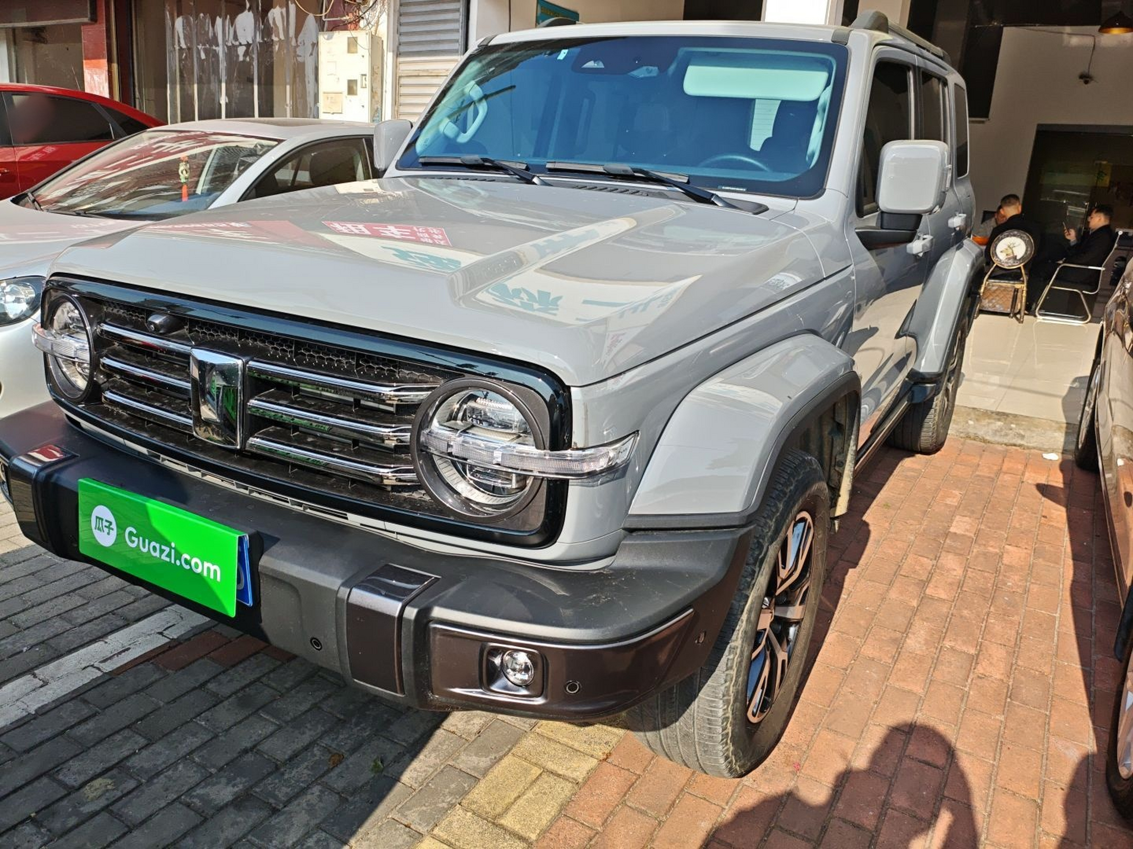 تحت مقدمة السيارة