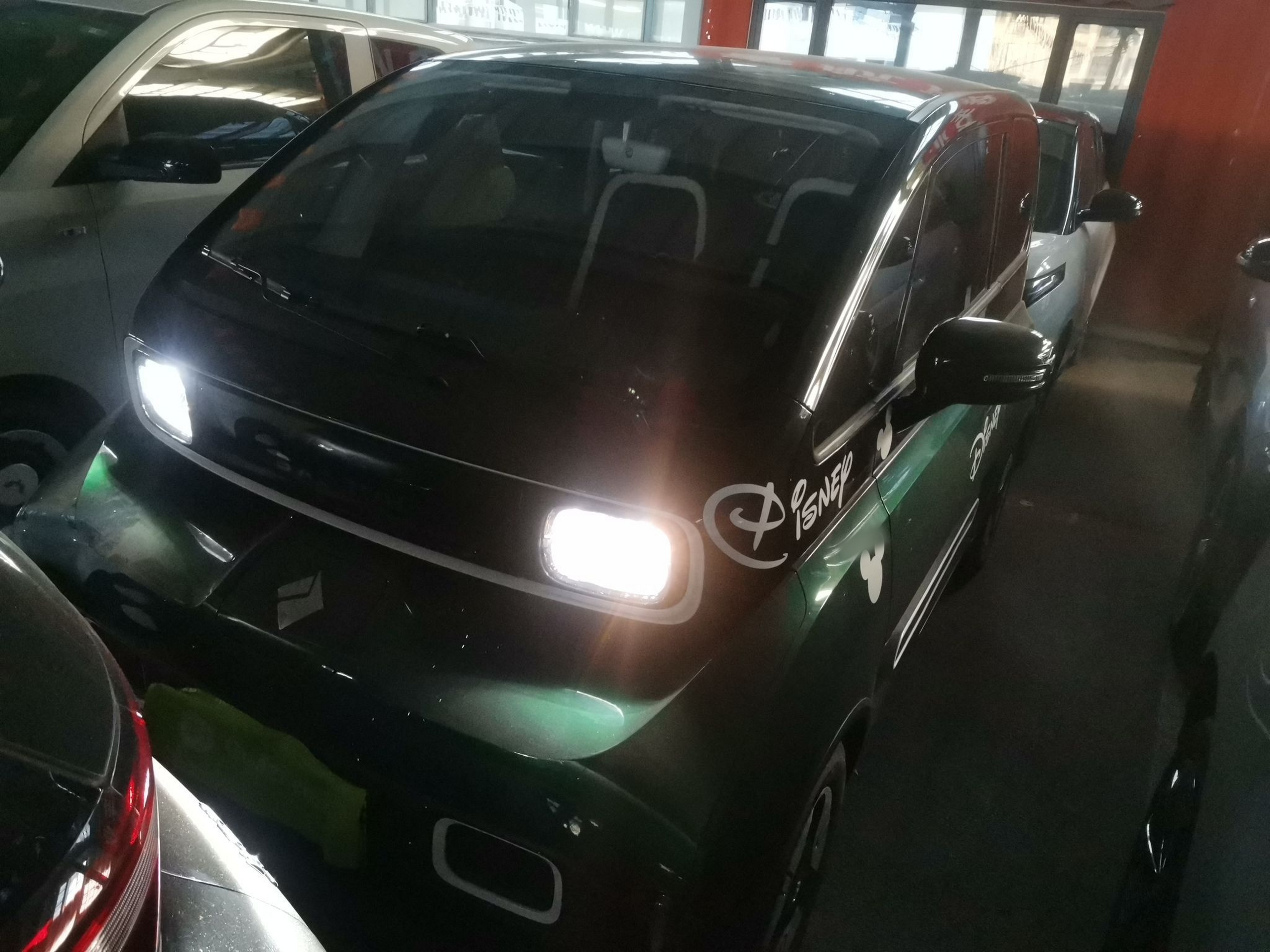 Под передней частью автомобиля