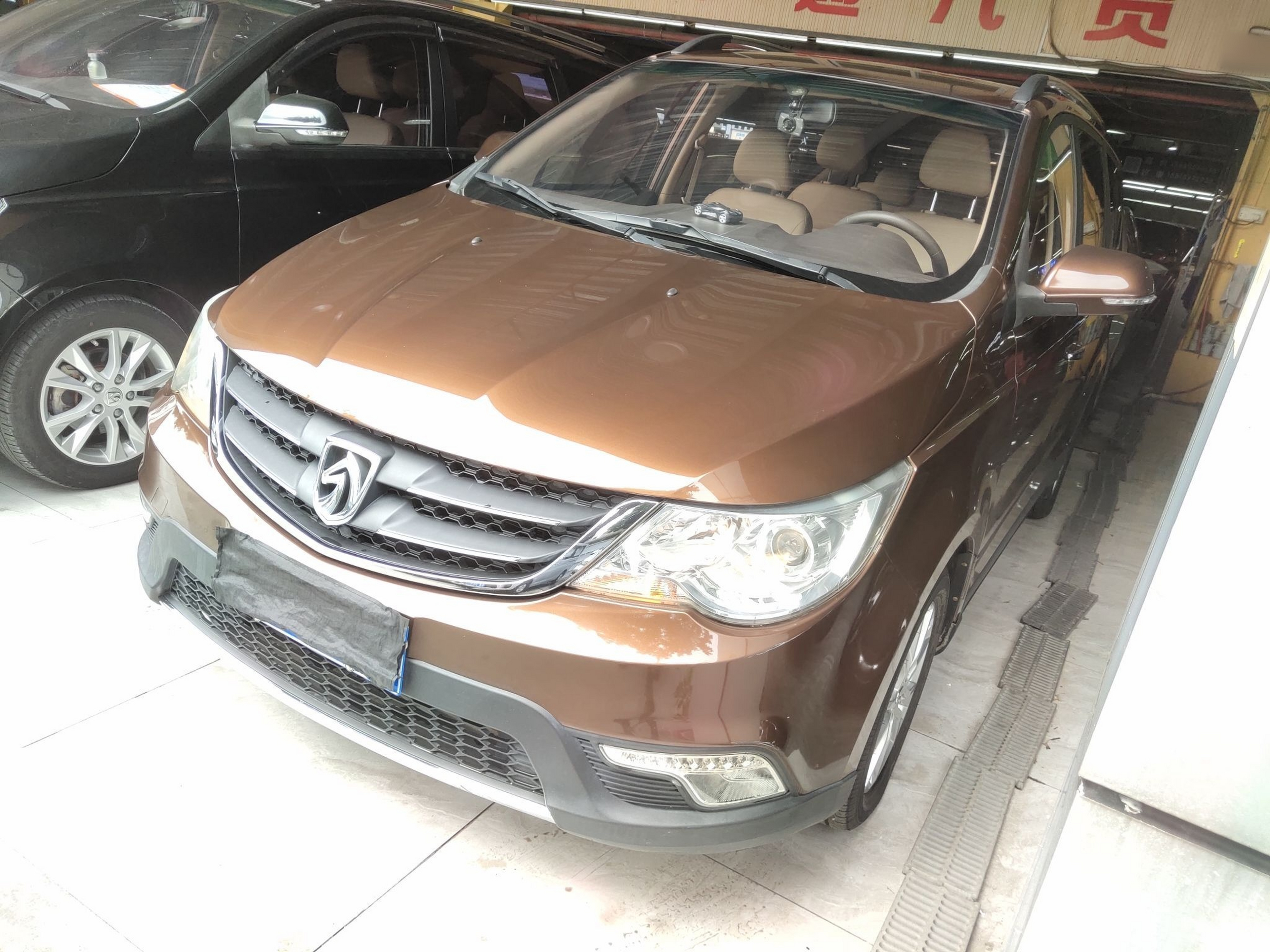 Под передней частью автомобиля