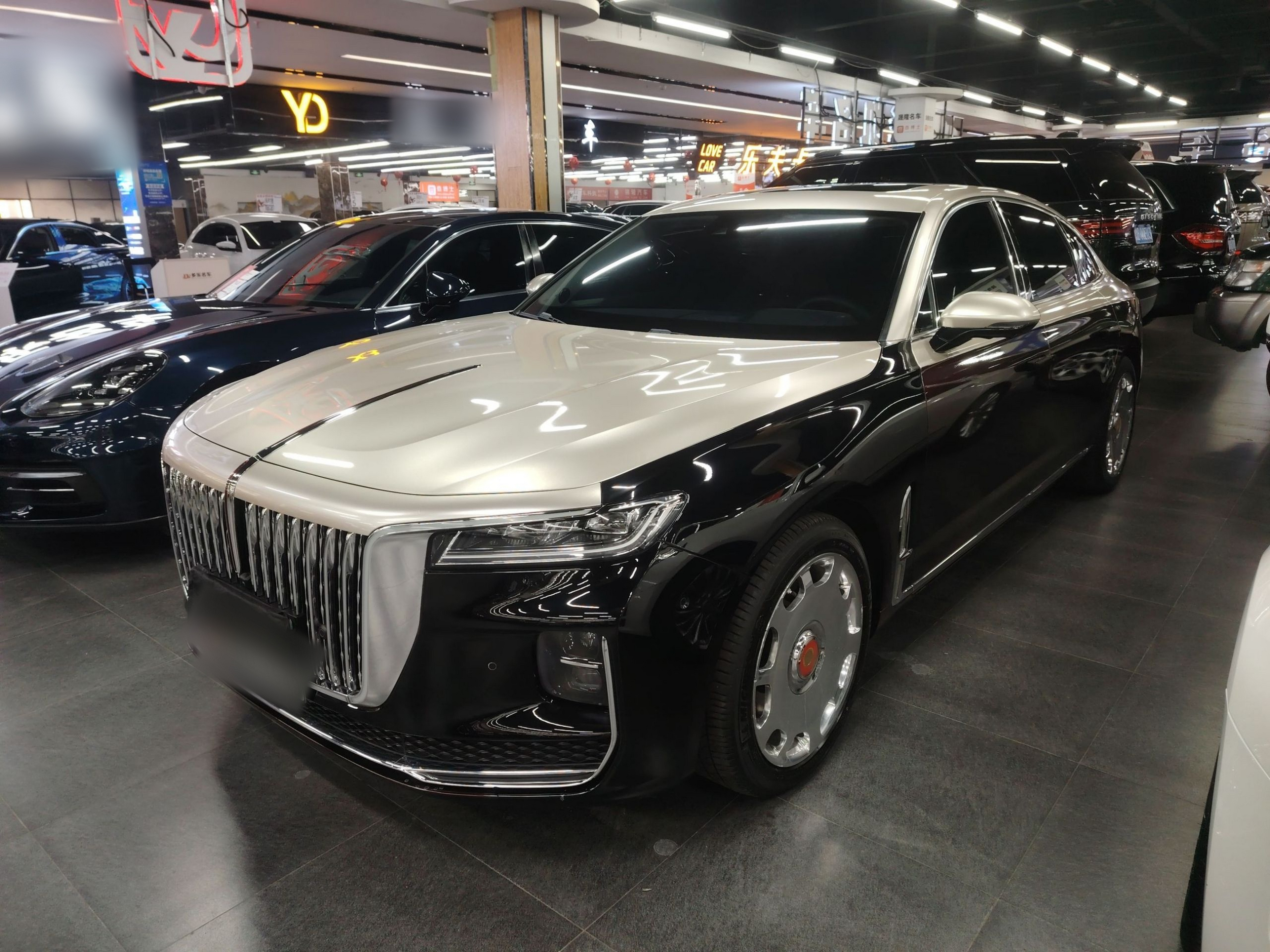 تحت مقدمة السيارة