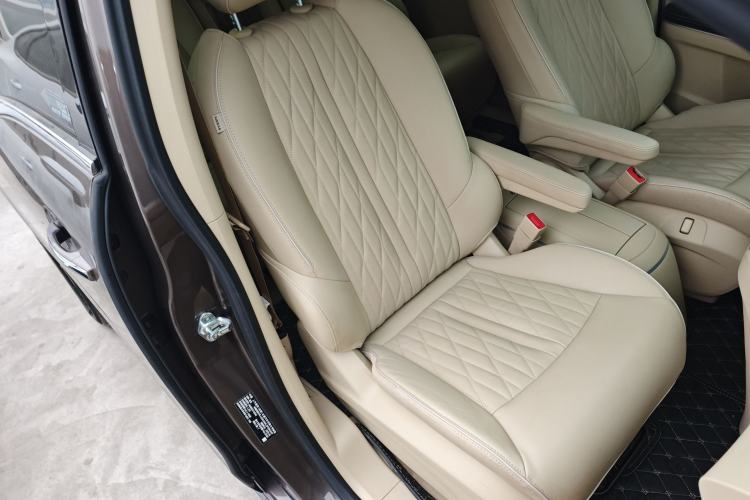 Used Buick GL8 2023 Facelifted Land Cruiser Executive Luxury Version
