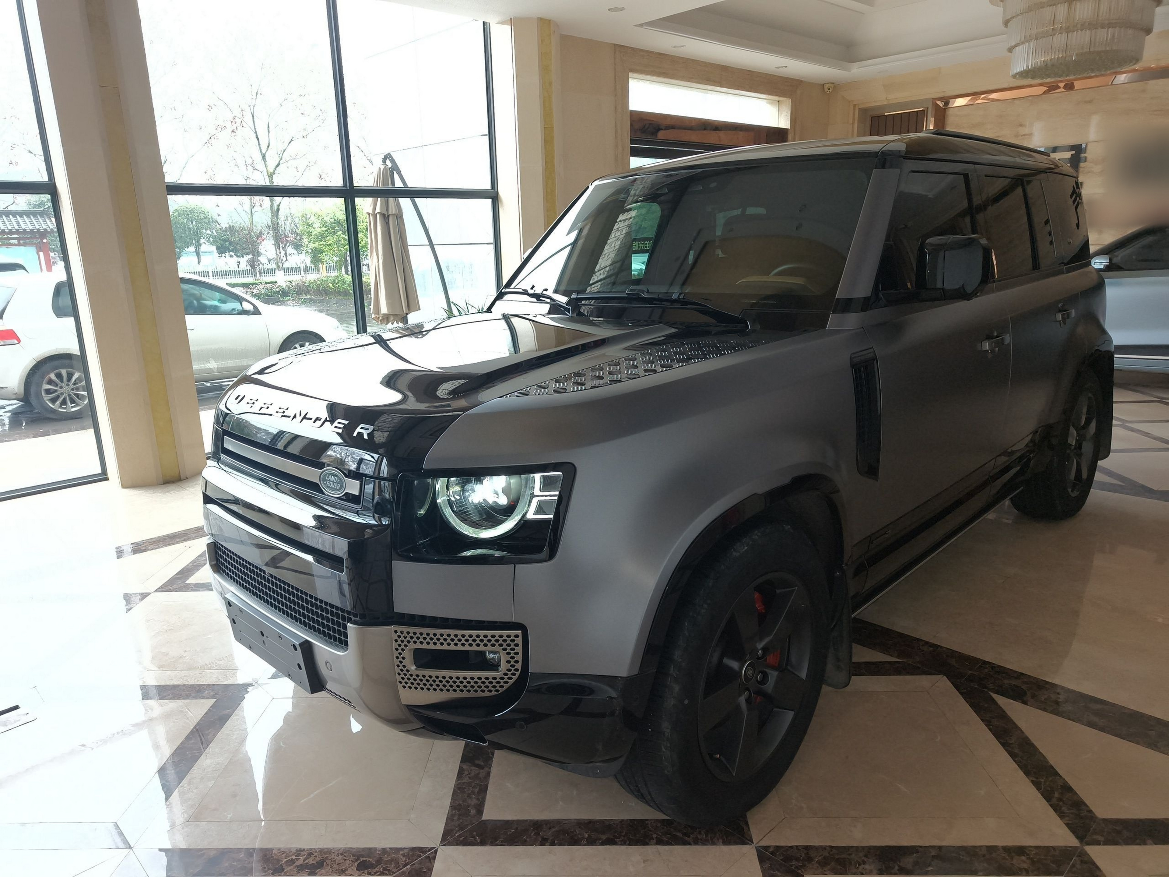 تحت مقدمة السيارة