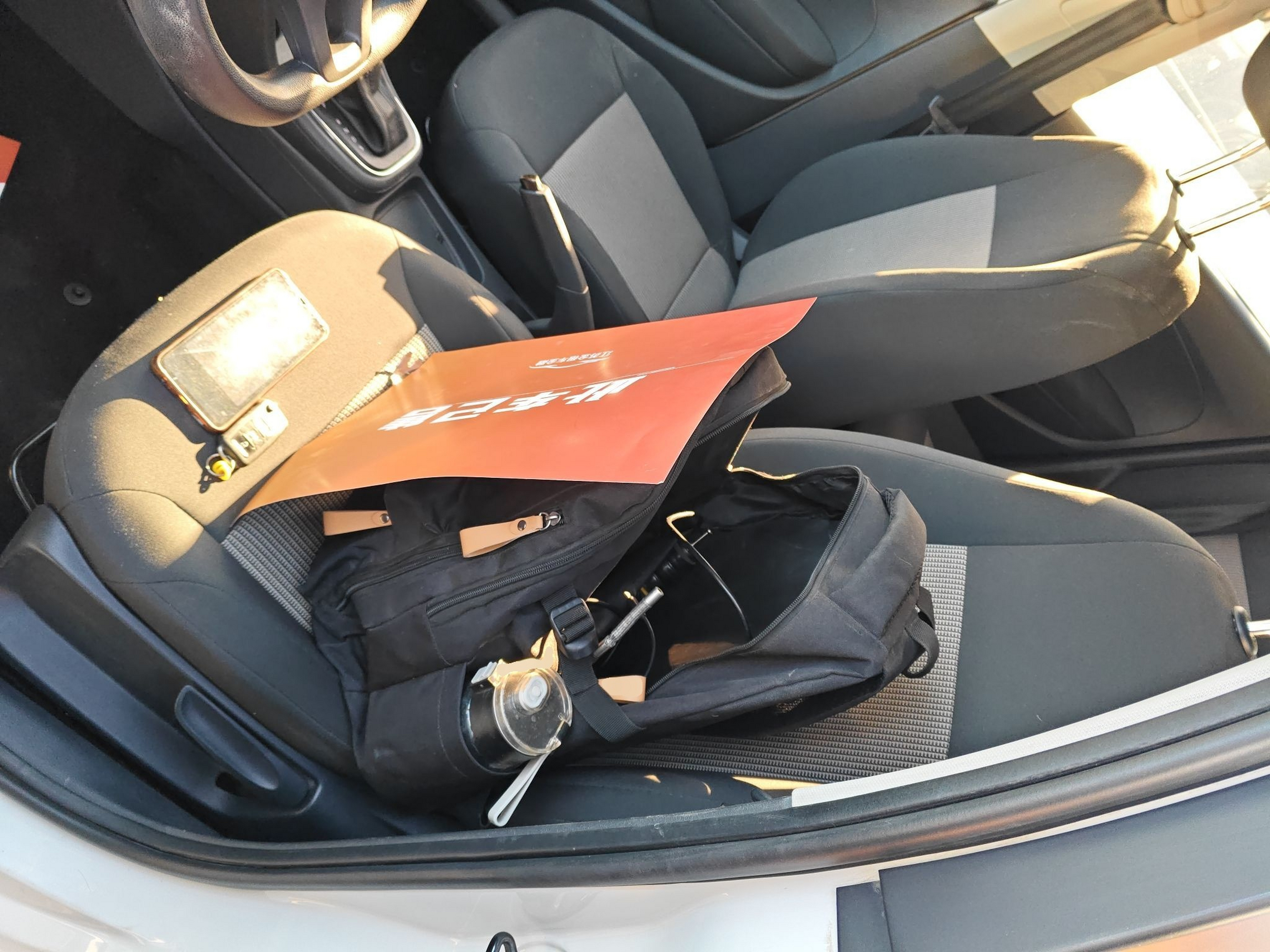 المقاعد الأمامية داخل السيارة