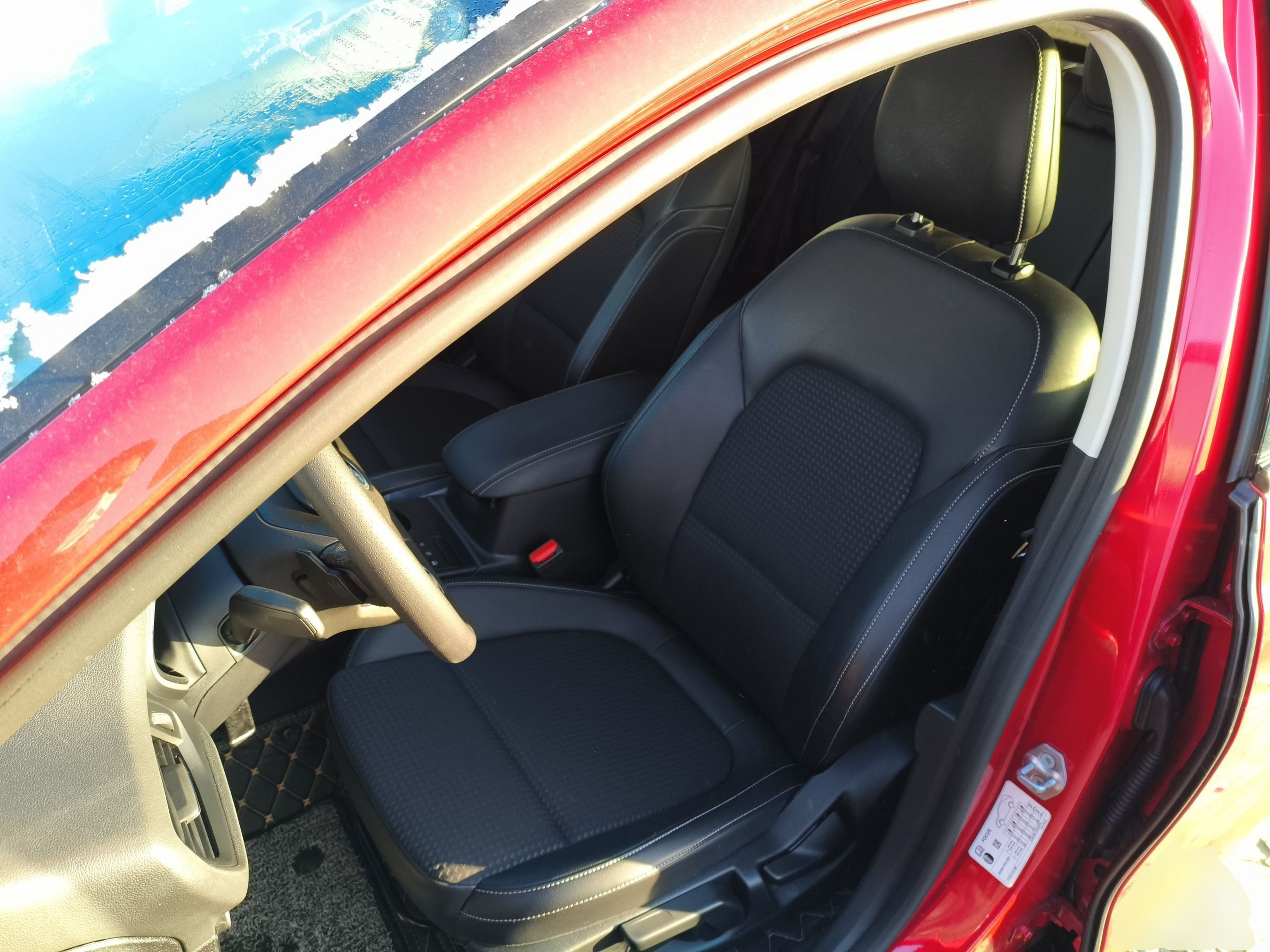 Переднее сиденье в автомобиле