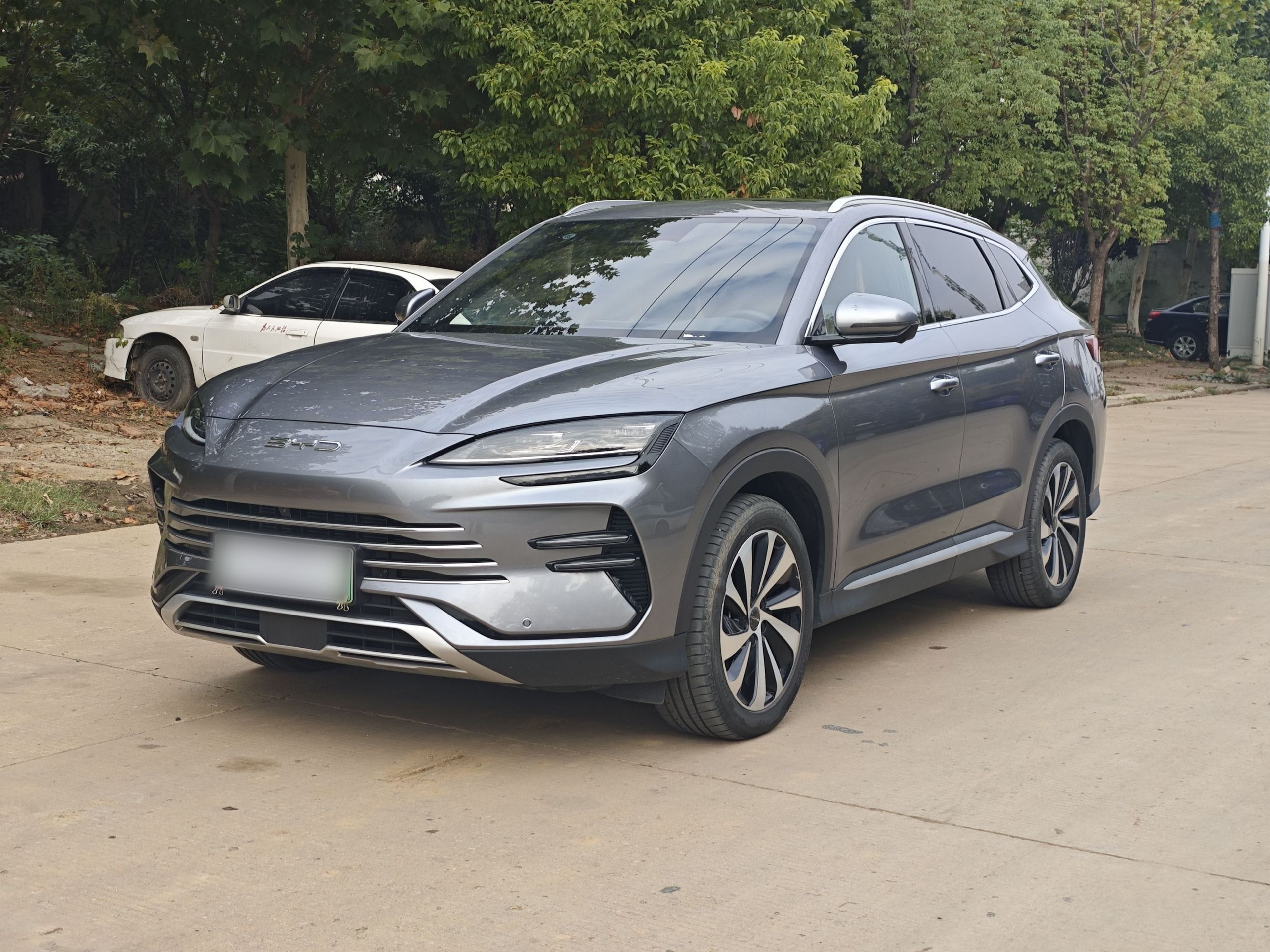 Под передней частью автомобиля