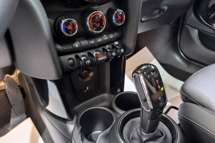 Used  MINI 2023 Updated 1.5T COOPER Artist Five-Door Edition
