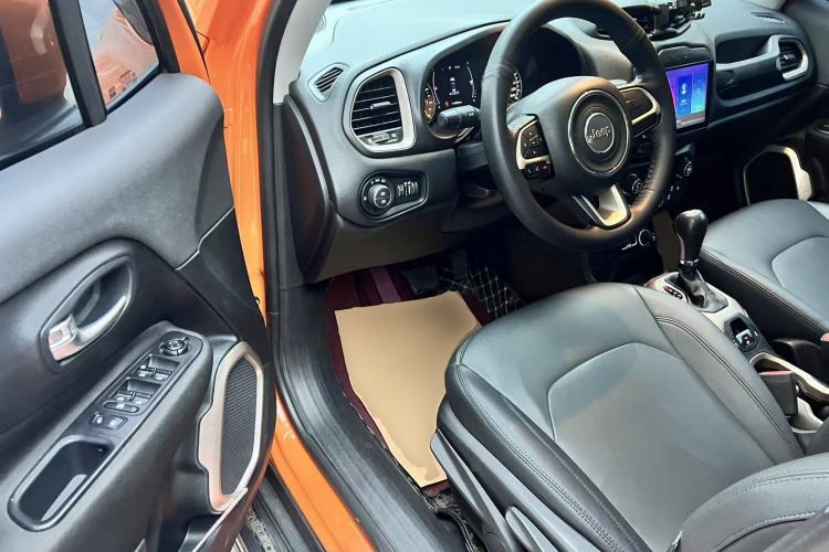 Used  Renegade 2018 Connected Large Screen Version 180T Automatic High-Energy Edition
