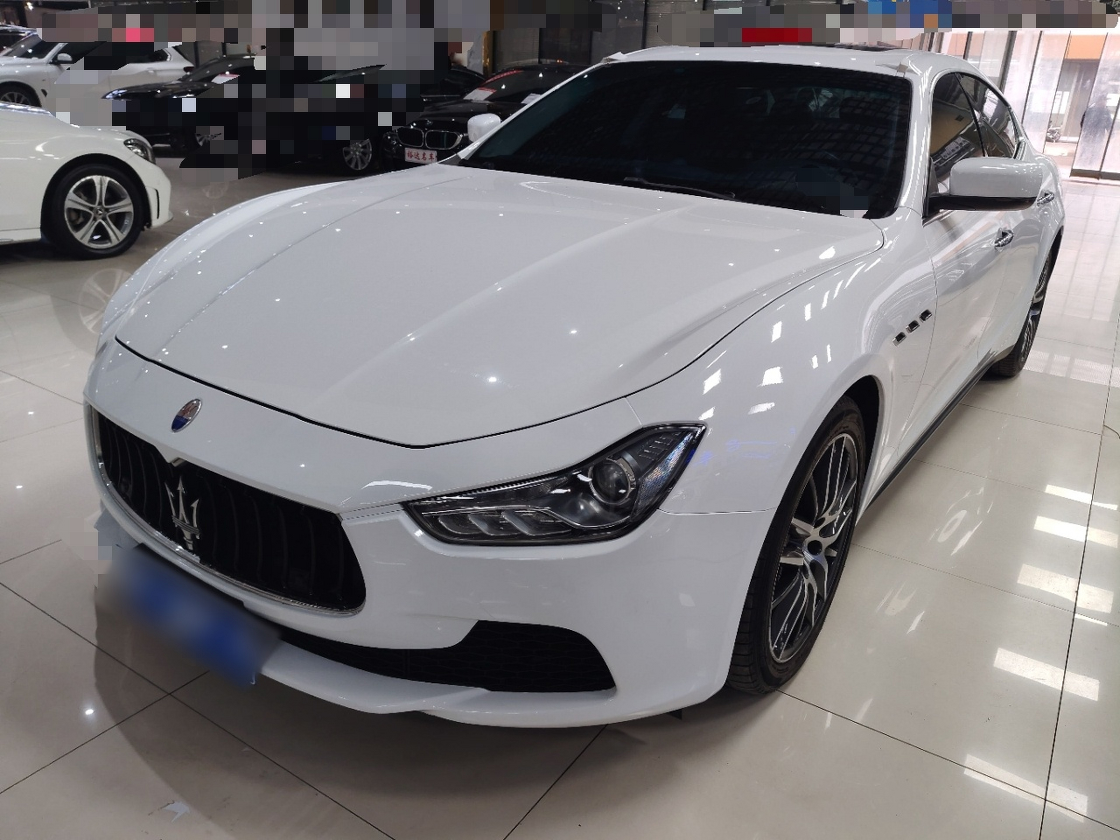 تحت مقدمة السيارة