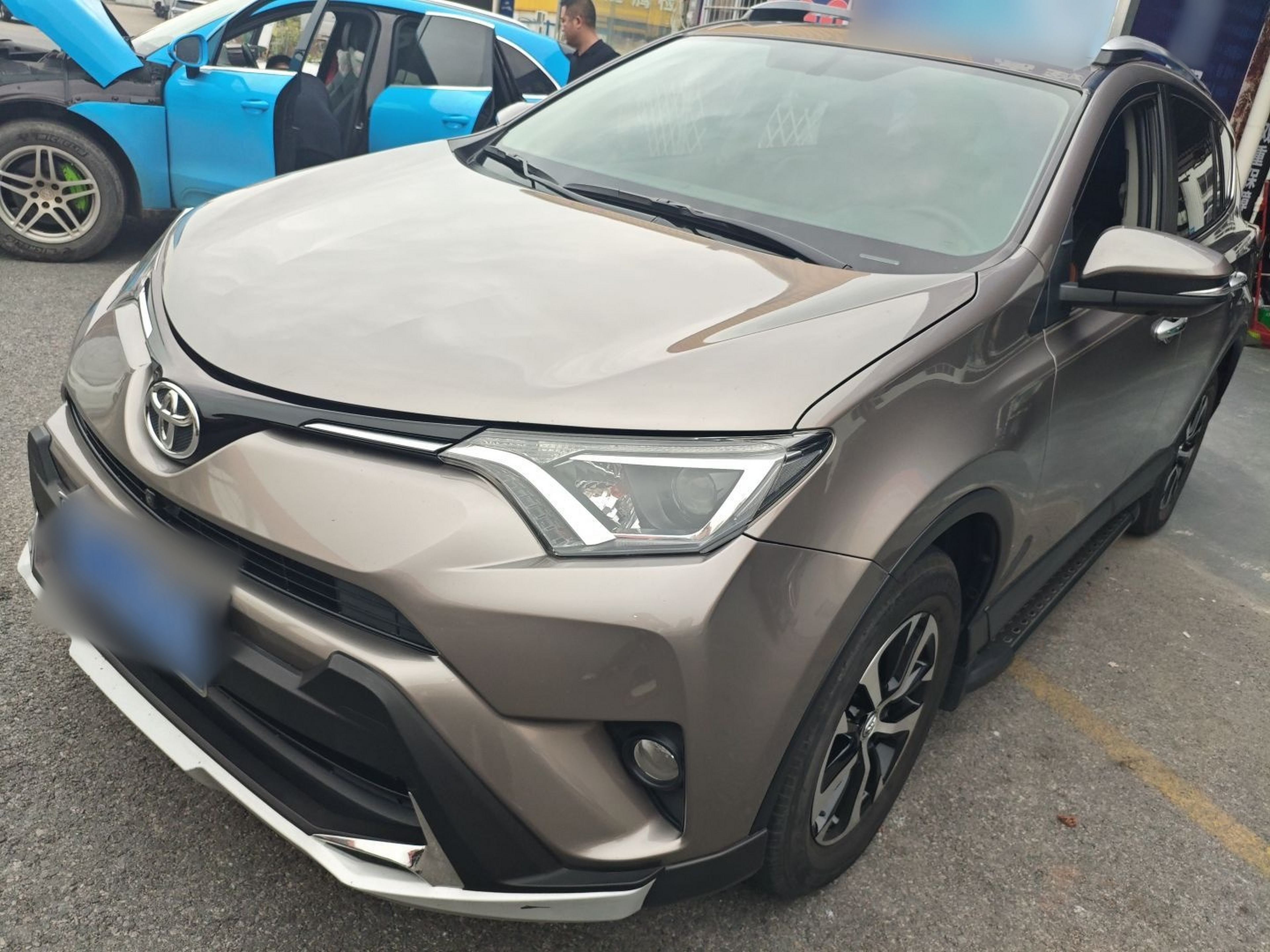 Под передней частью автомобиля