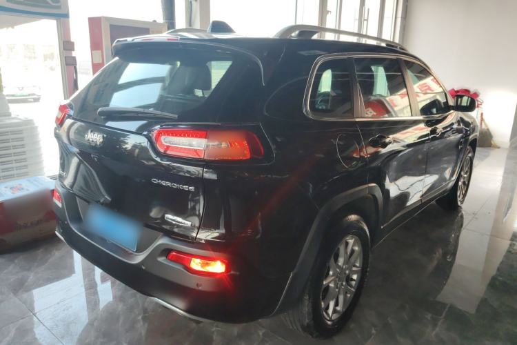 Used  Cherokee 2016 2.4L Professional Smart Version
