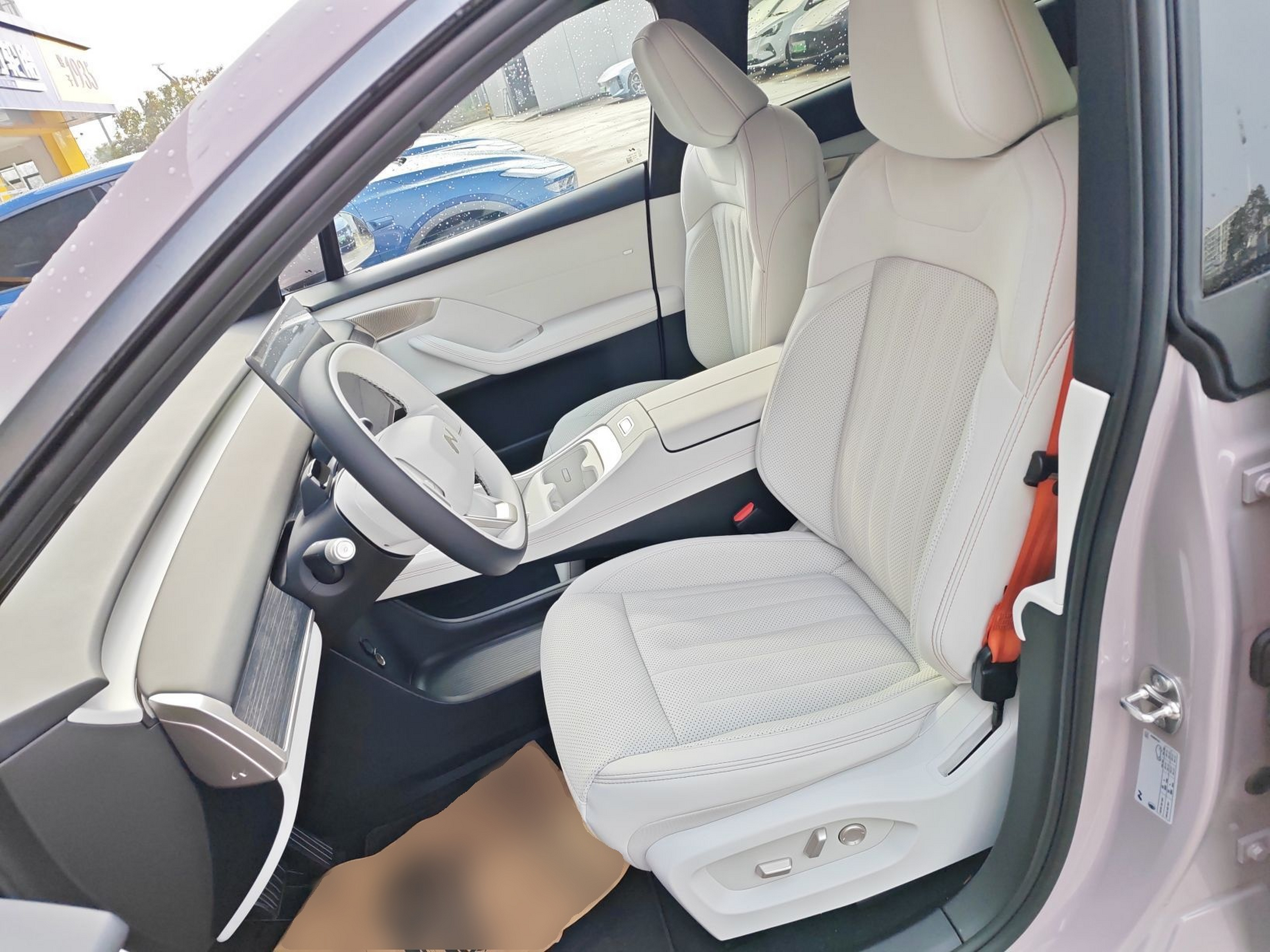 المقاعد الأمامية داخل السيارة