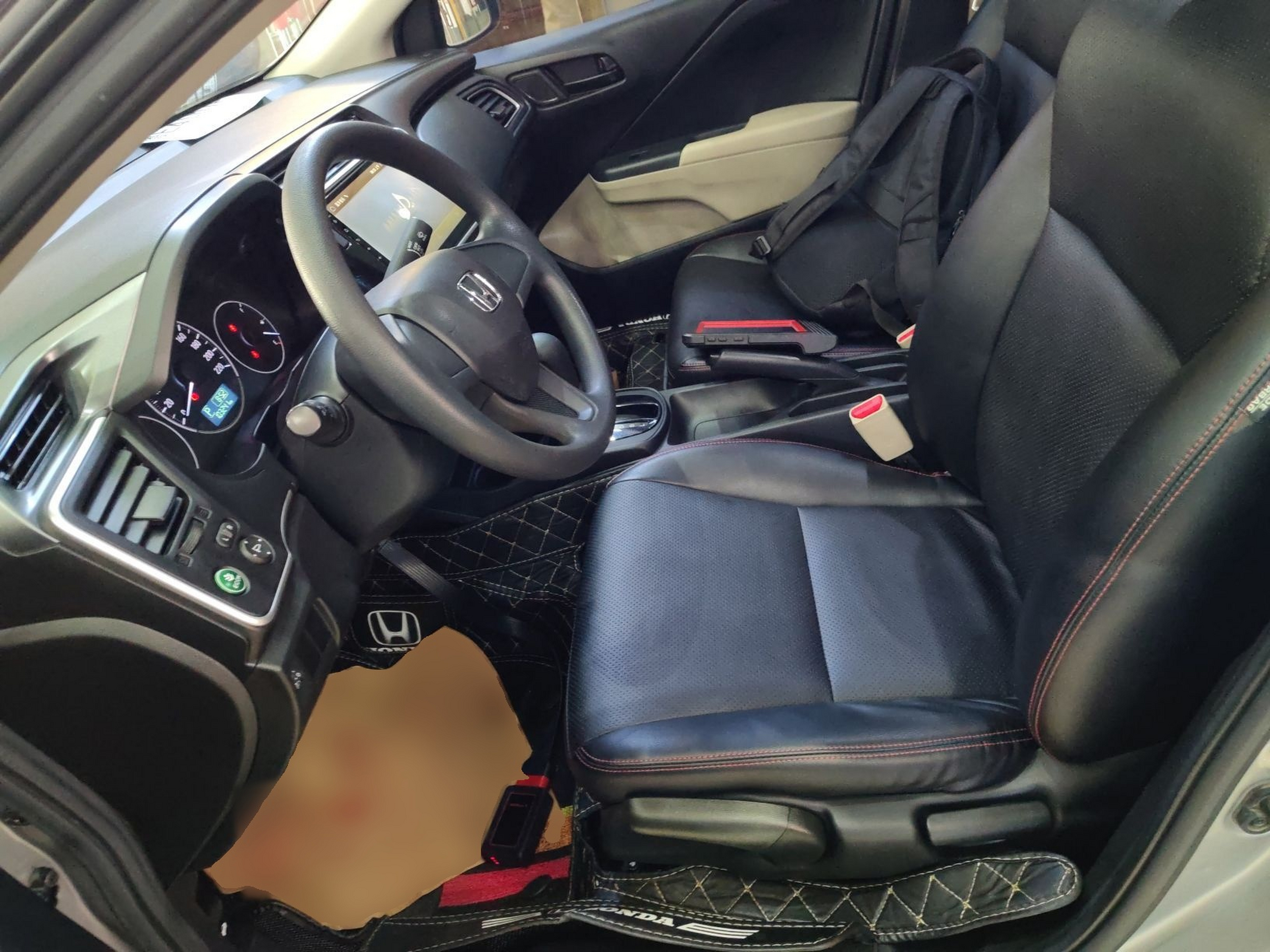 المقاعد الأمامية داخل السيارة