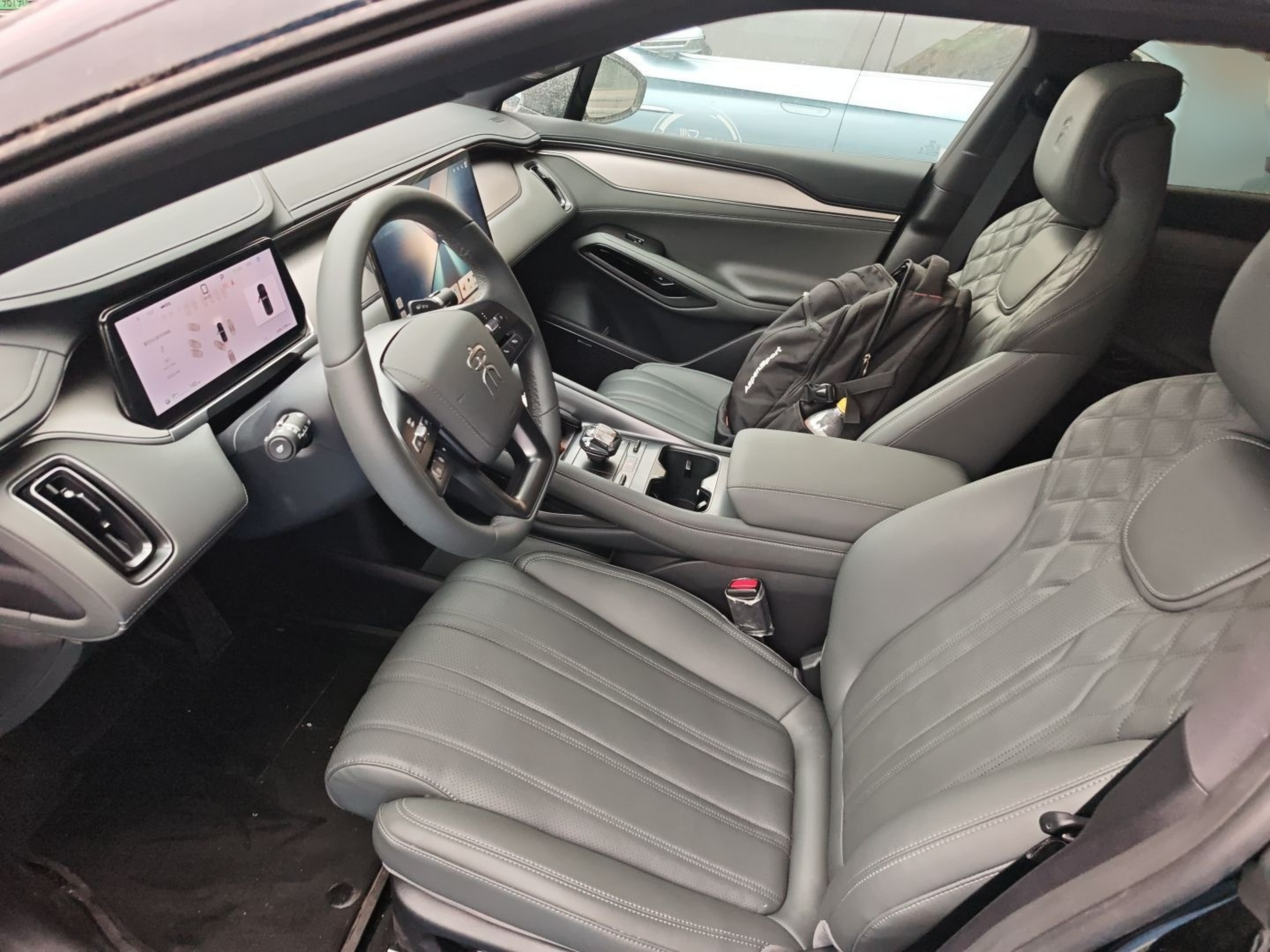 Переднее сиденье в автомобиле