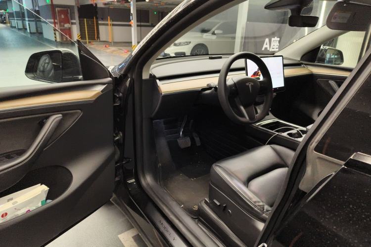 Used Tesla Model Y 2022 Long-Range All-Wheel-Drive Version