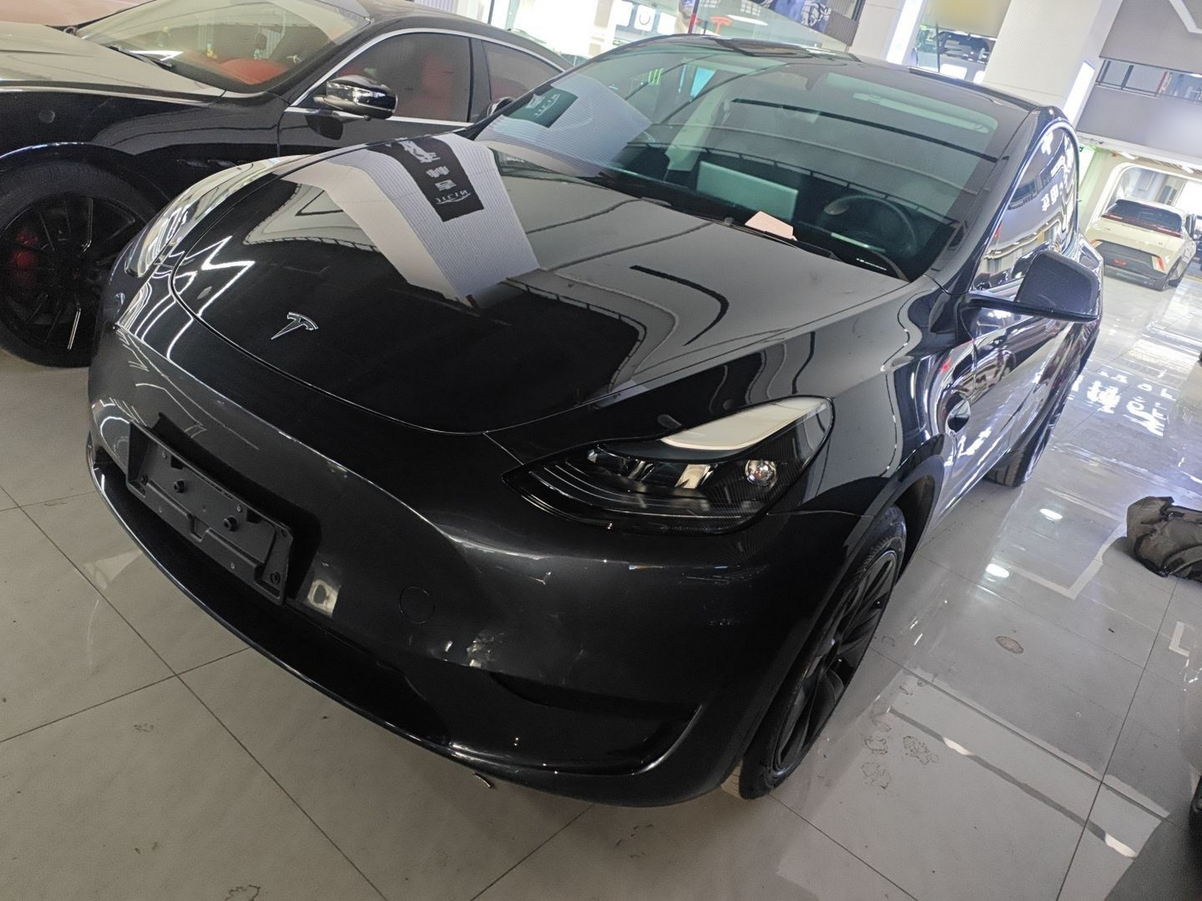 Под передней частью автомобиля