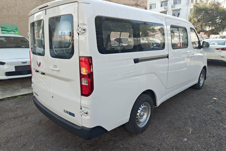 Used Wuling Yangguang 2024 300KM Comfort Version Passenger Van 75kW