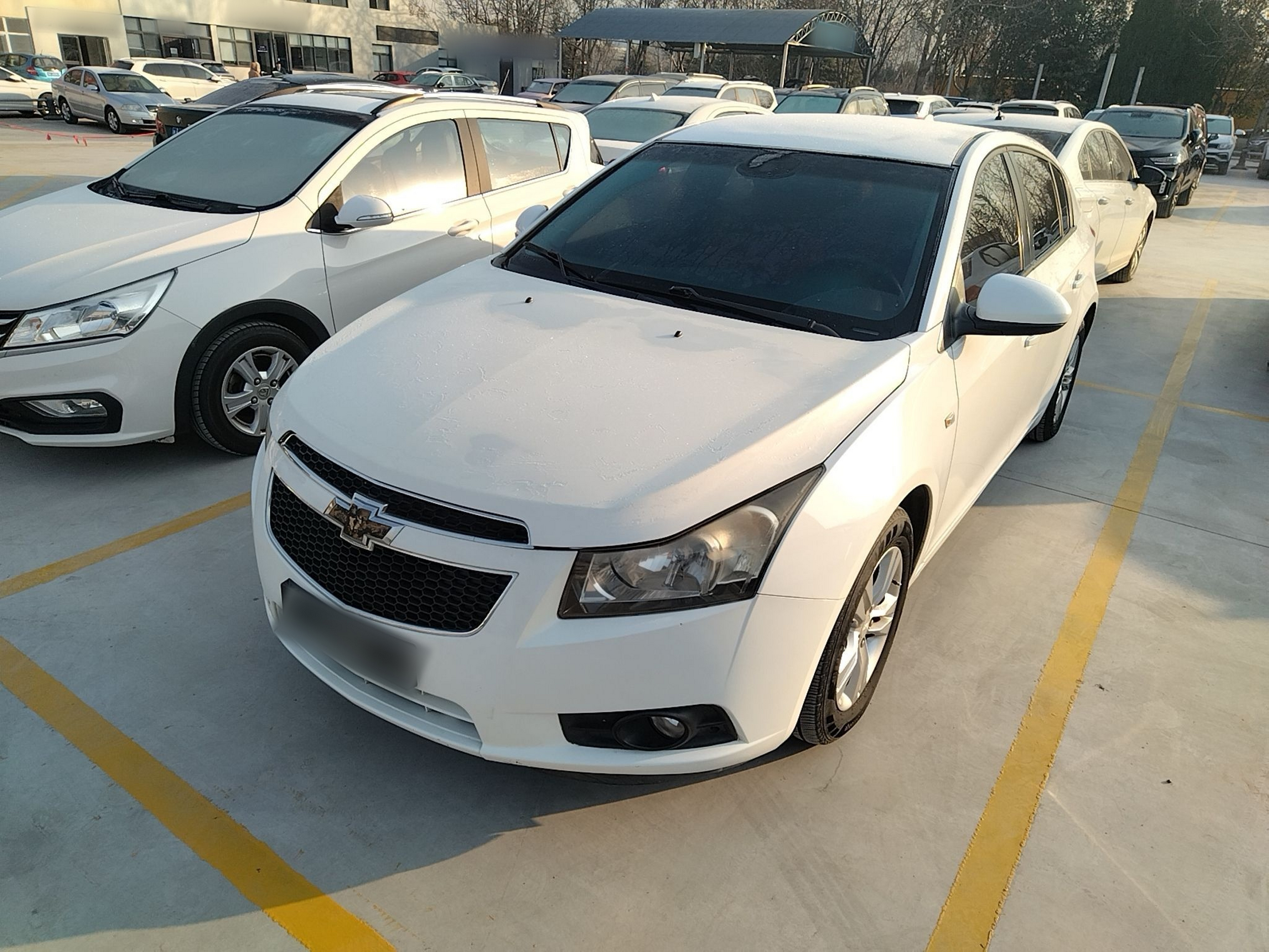 Под передней частью автомобиля