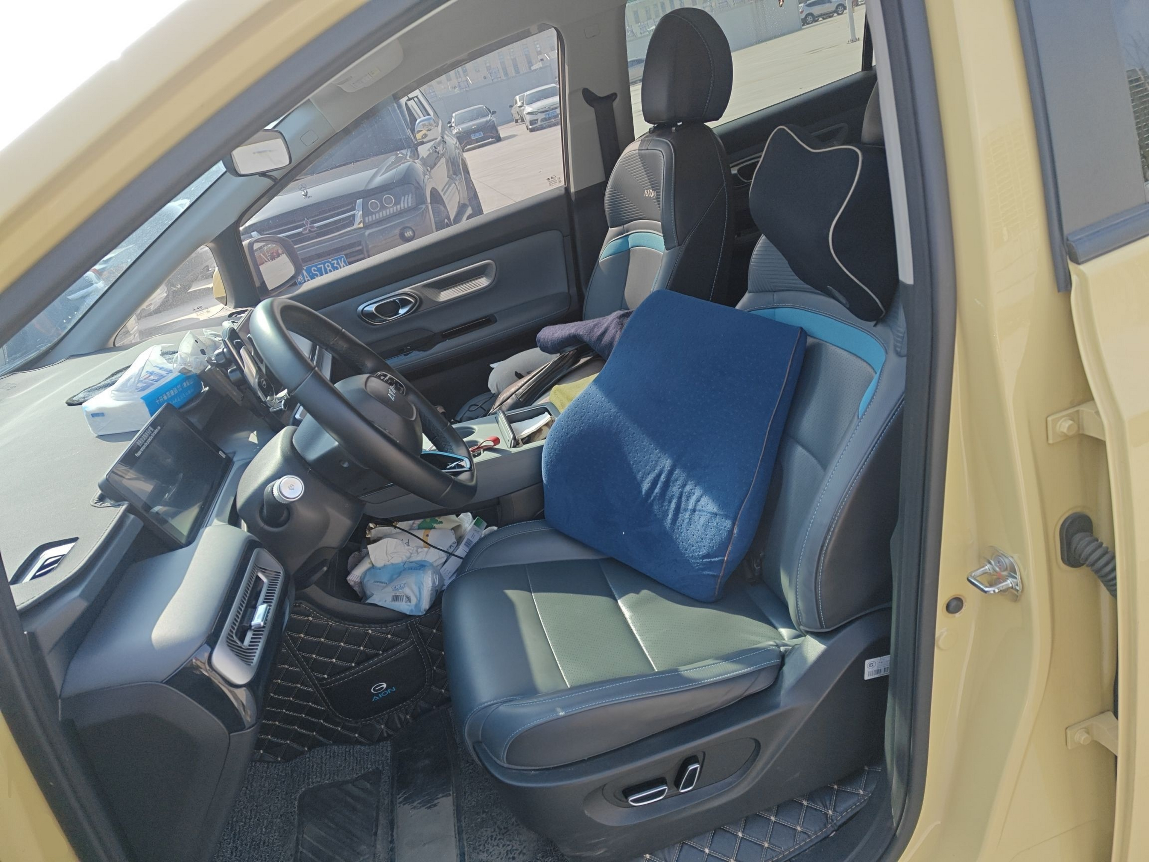 المقاعد الأمامية داخل السيارة