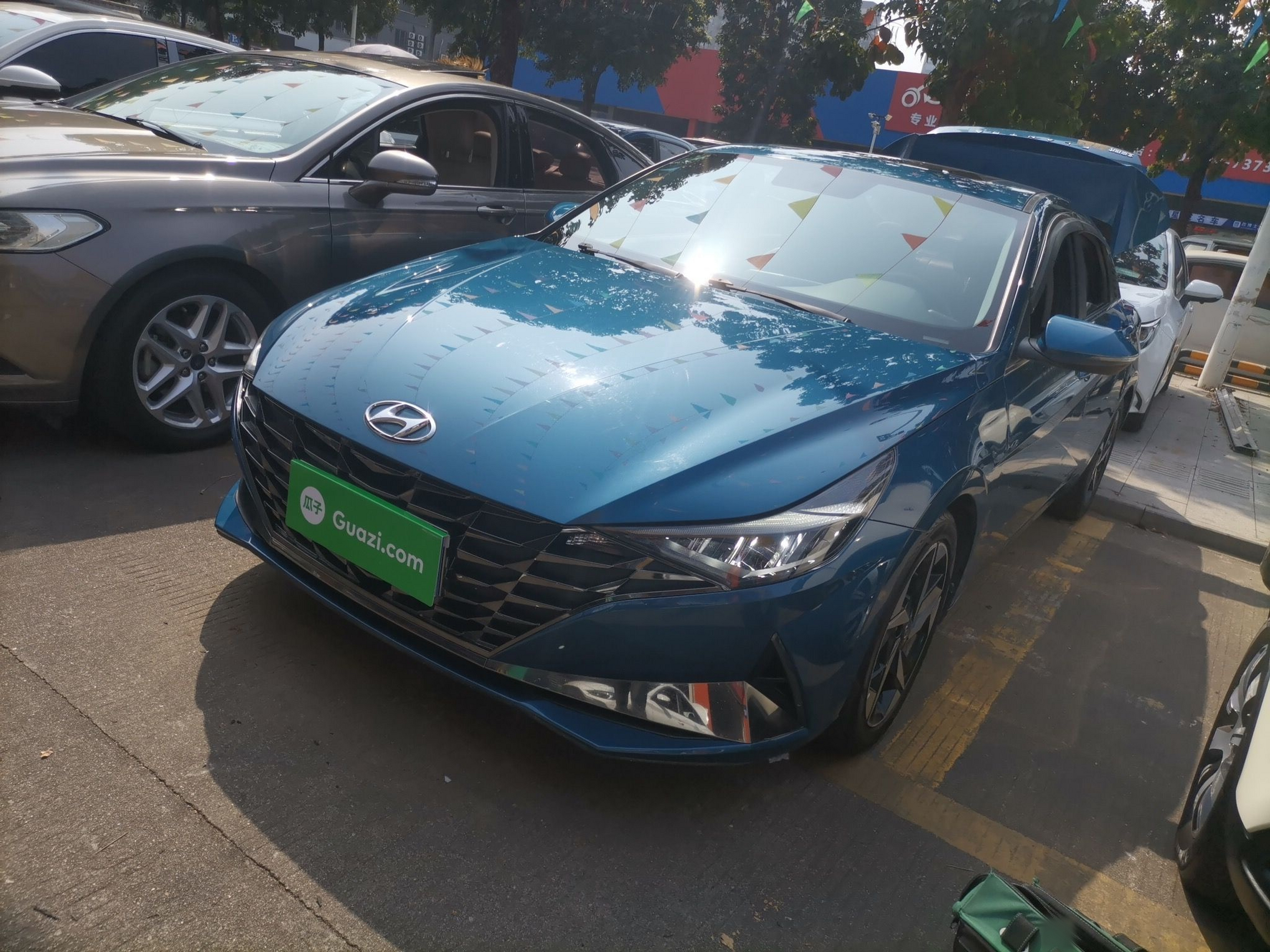 Под передней частью автомобиля