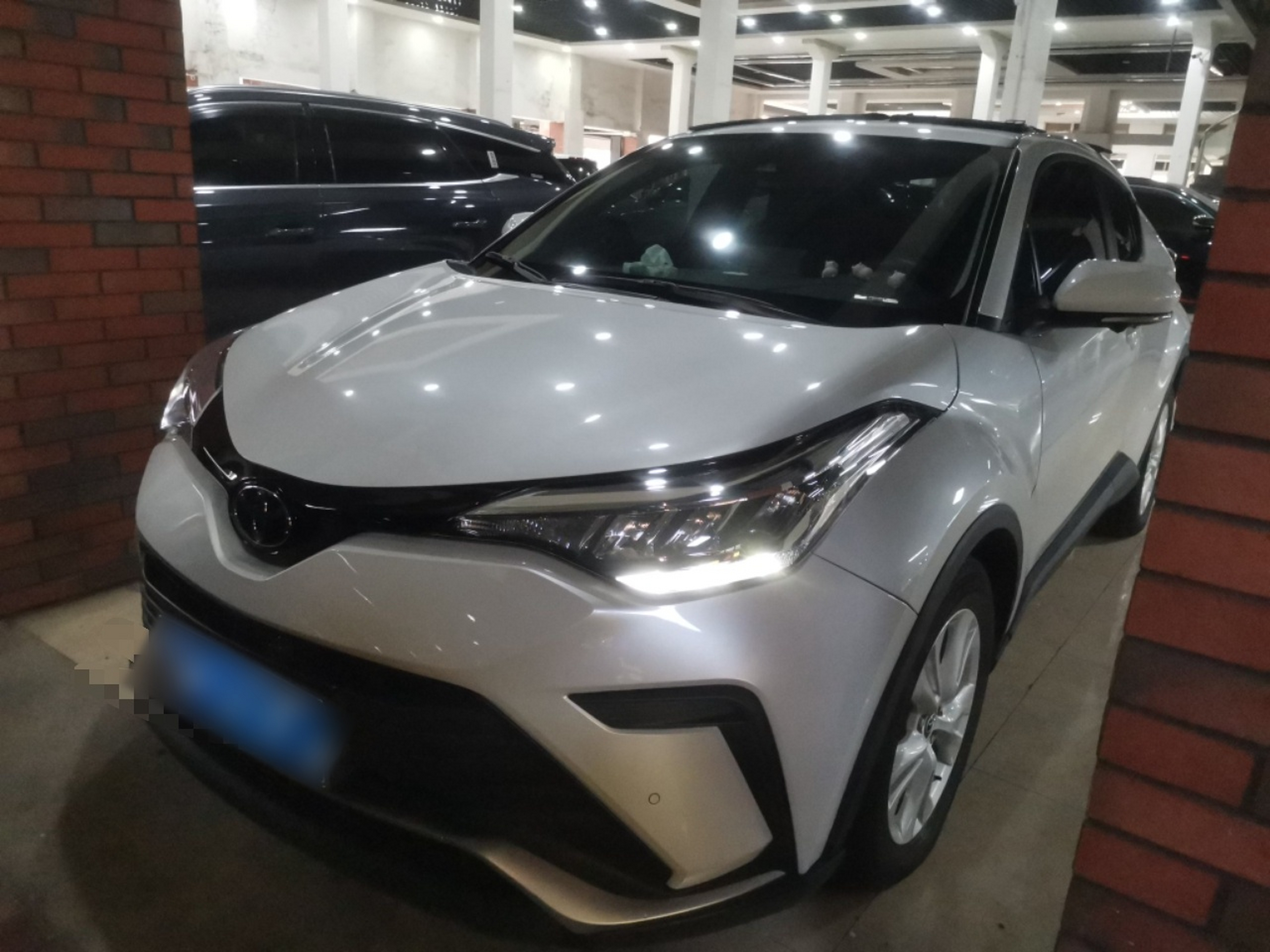 تحت مقدمة السيارة