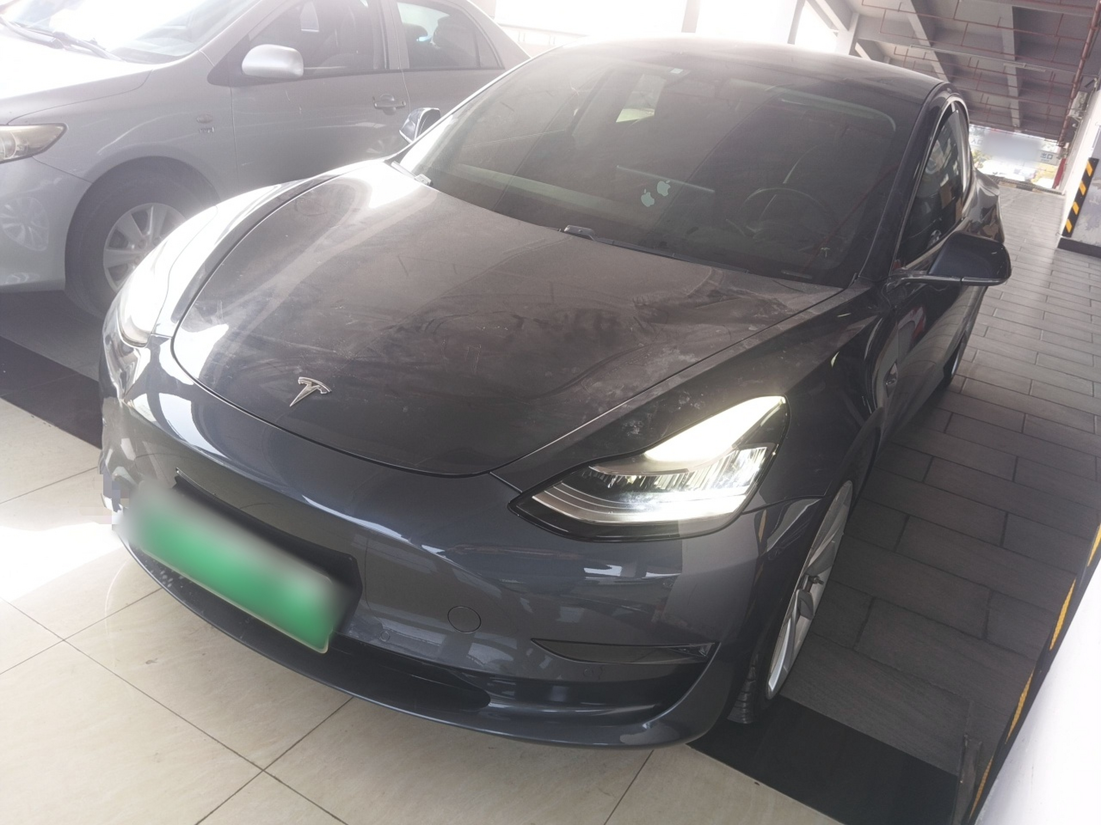 Под передней частью автомобиля