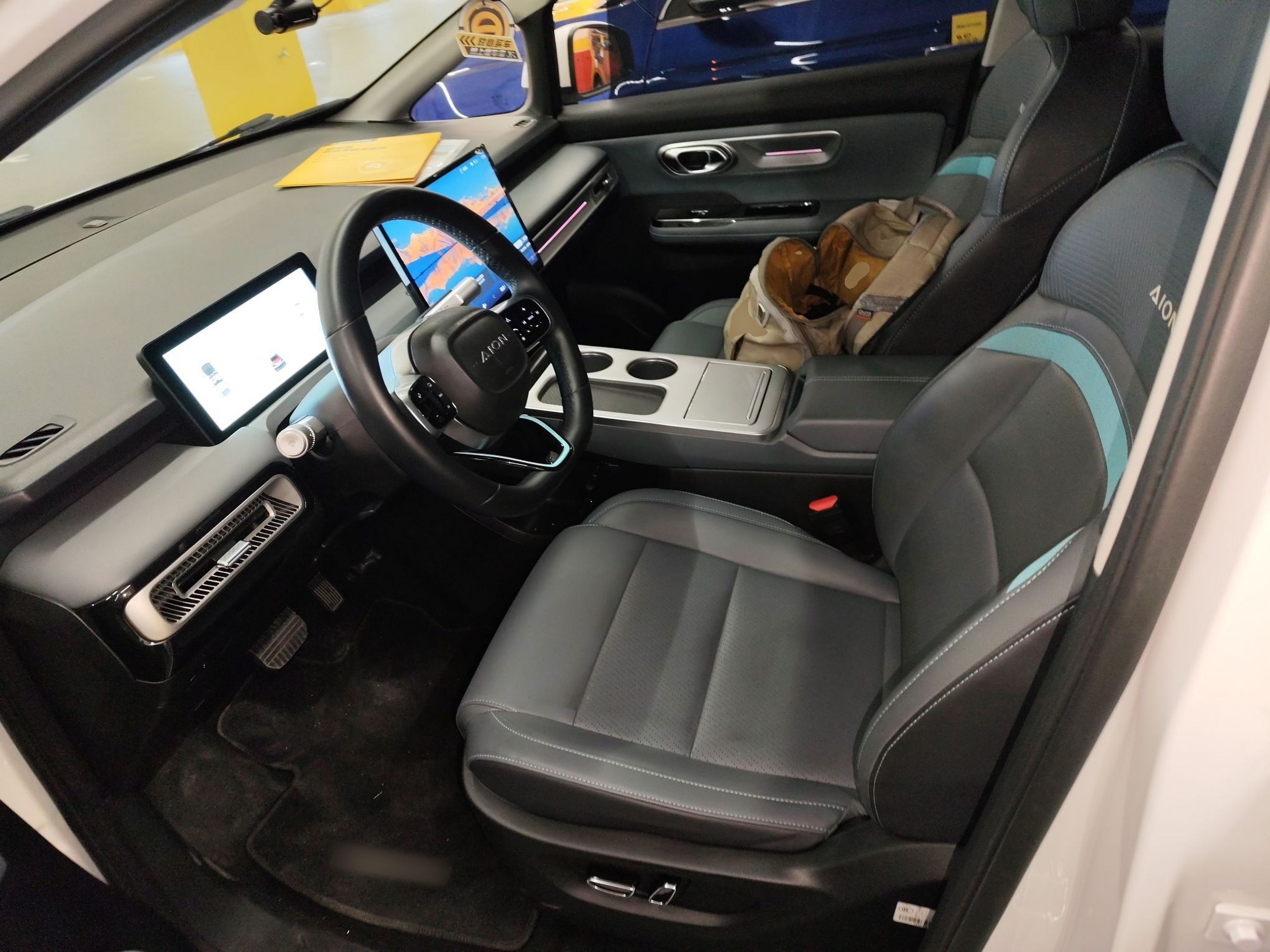 المقاعد الأمامية داخل السيارة