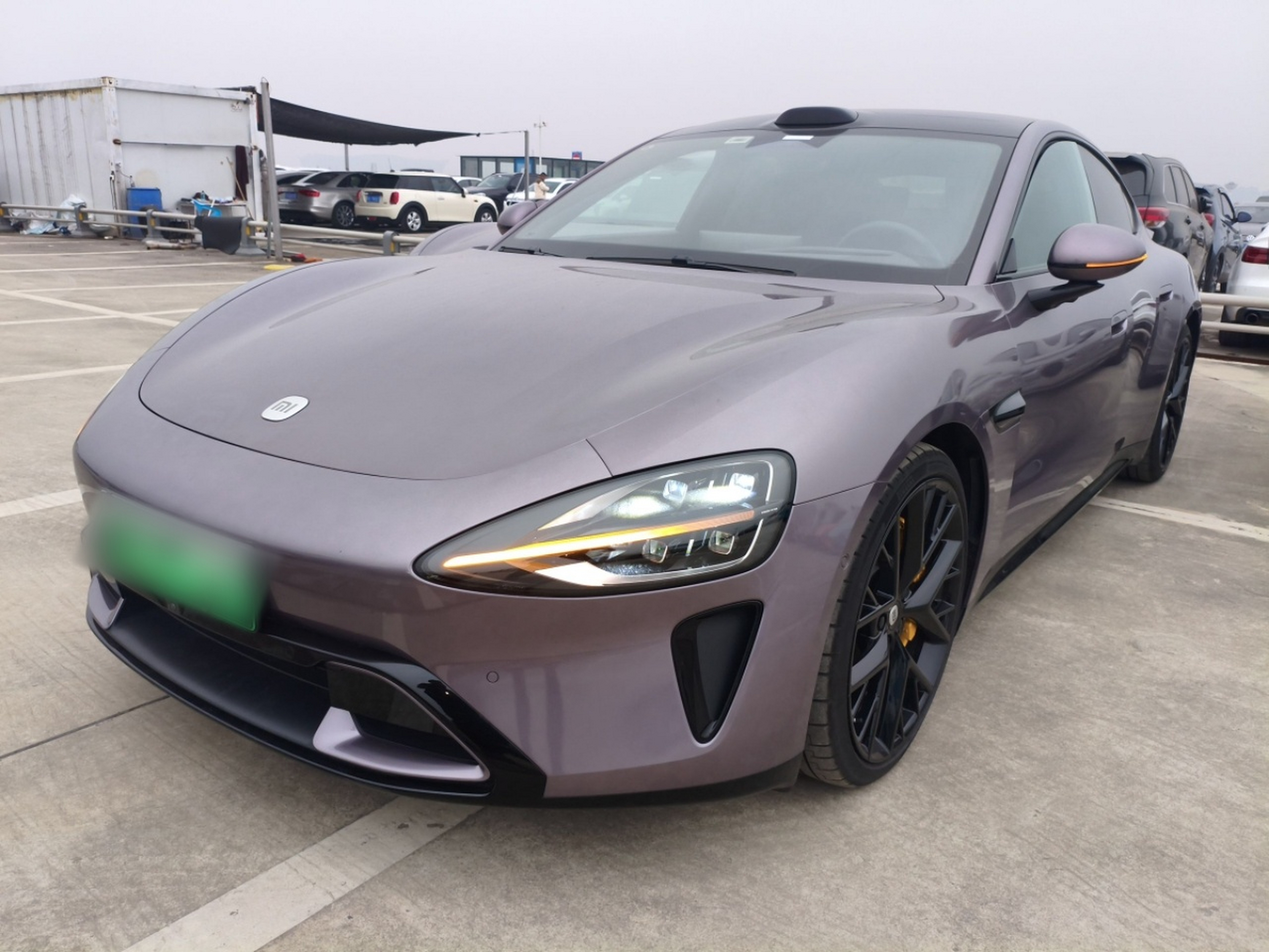 تحت مقدمة السيارة