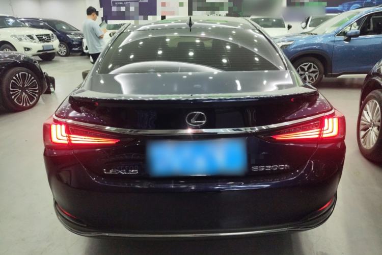 Used Lexus ES 2022 300h Excellence Edition
