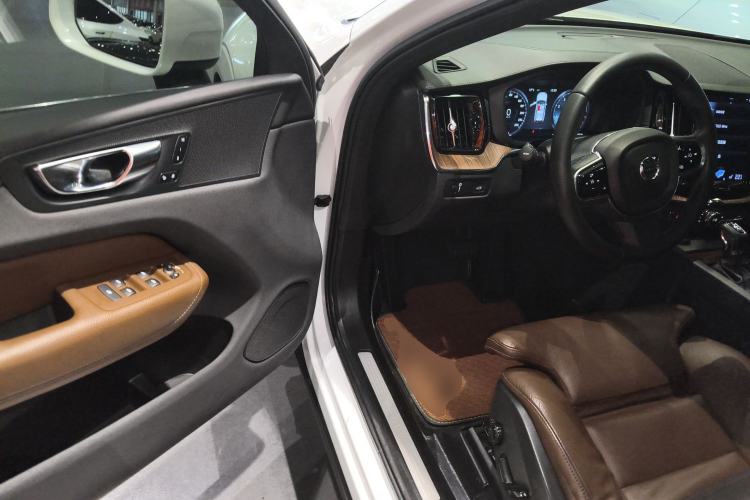 Used Volvo XC60 2021 T5 4x4 Smart Luxury Edition