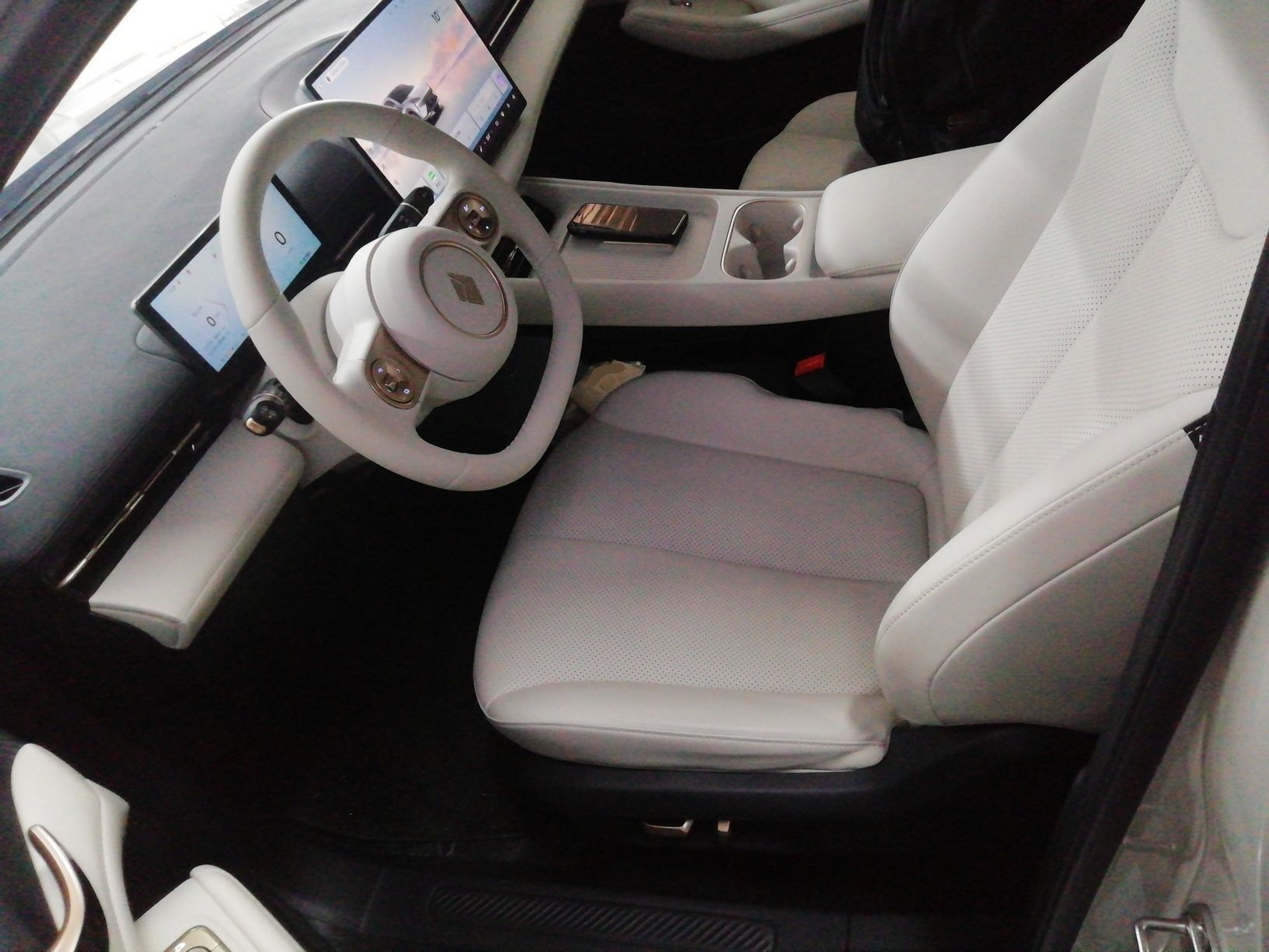 المقاعد الأمامية داخل السيارة