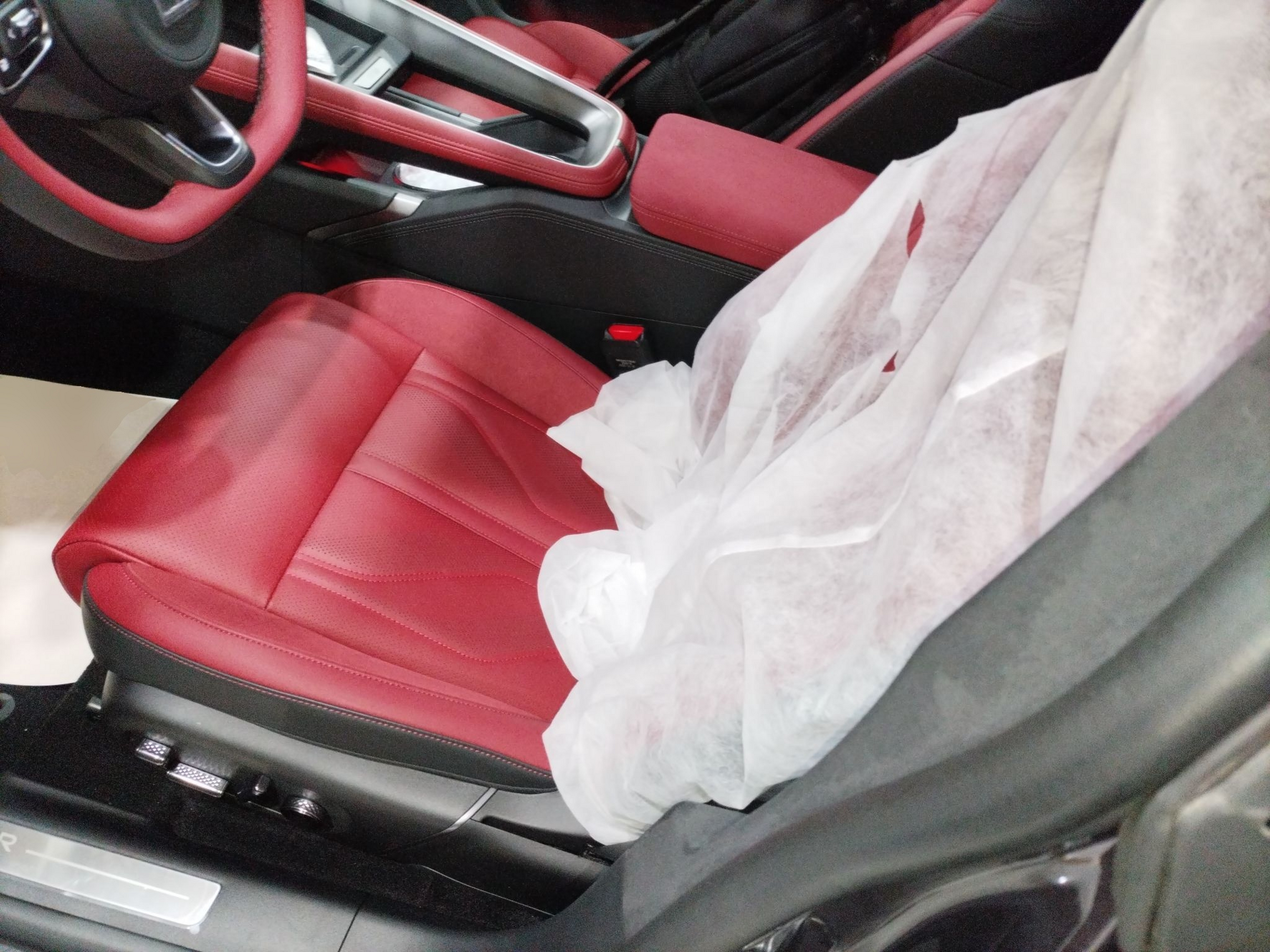 Переднее сиденье в автомобиле