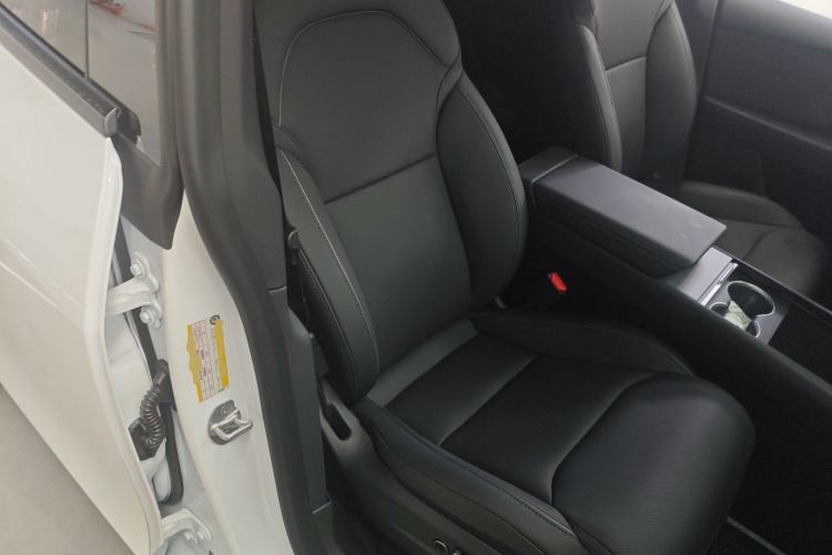 Used Tesla Model Y L 2025 Long-Range All-Wheel-Drive Version