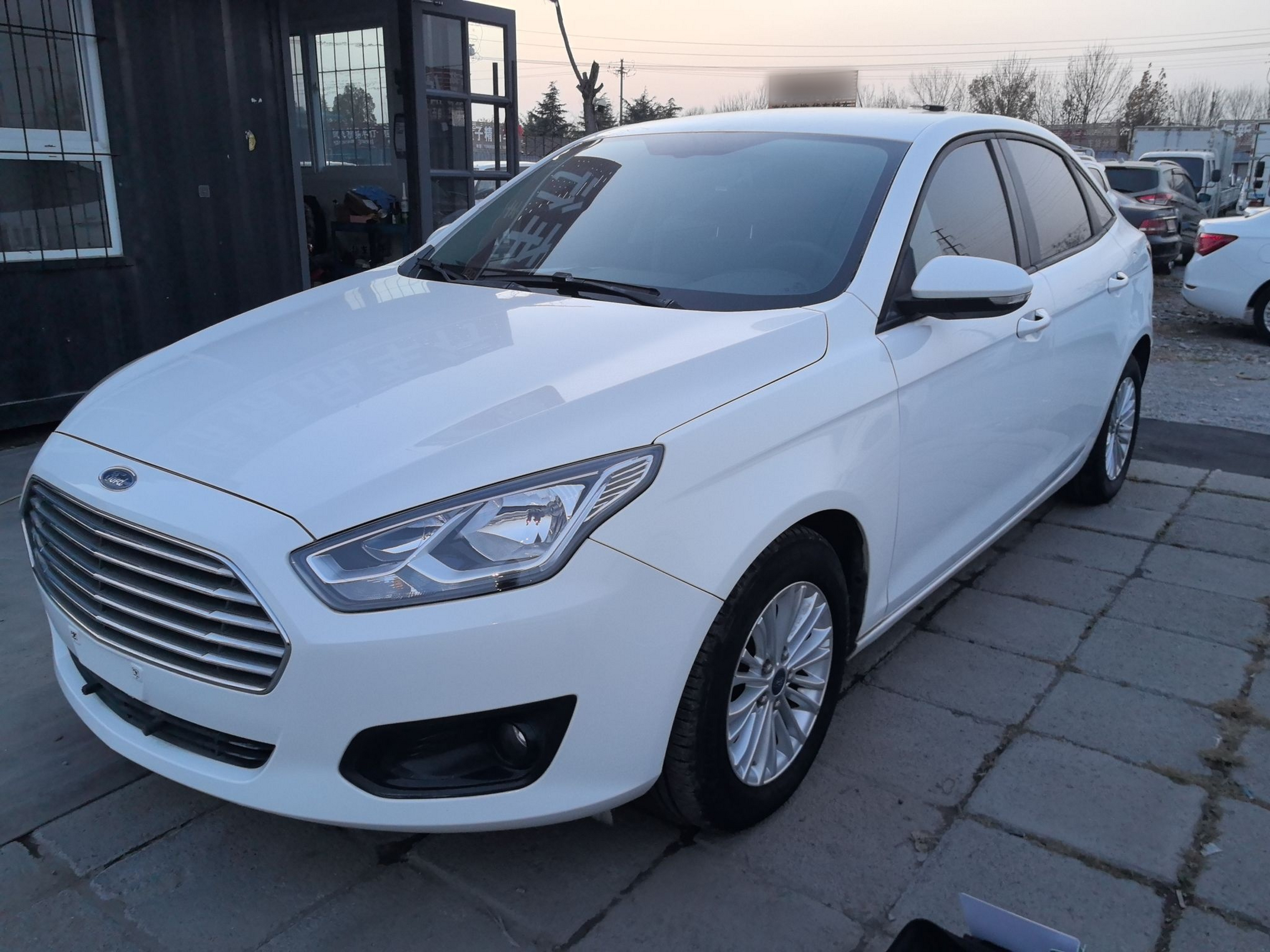 تحت مقدمة السيارة